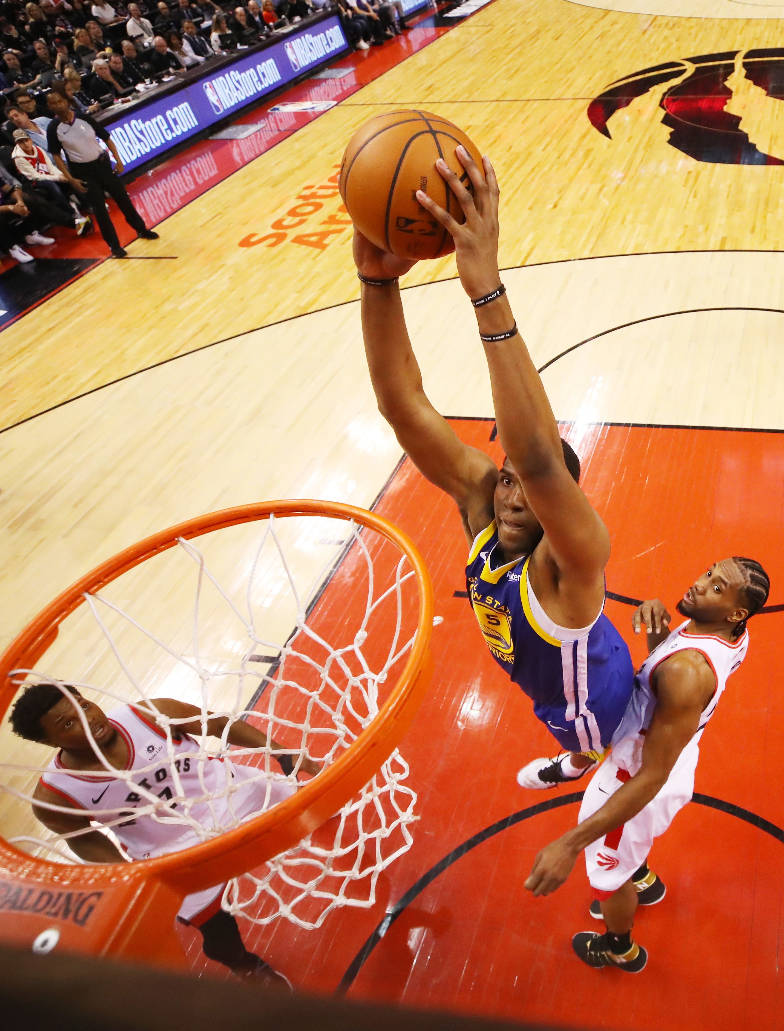 Pemain Warriors mencoba mencetak poin saat laga Final NBA menghadapi raptors