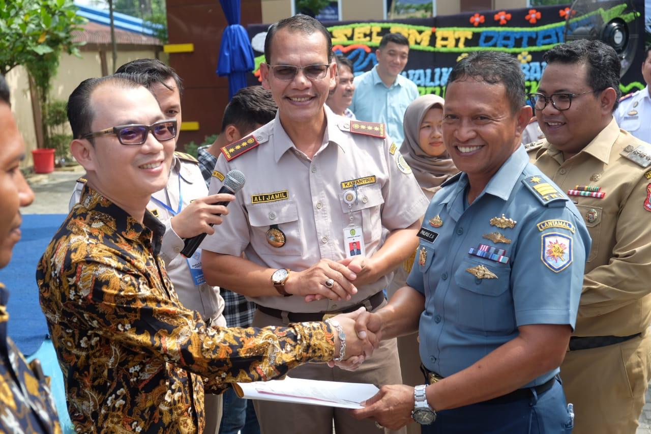 Penyerahan Surat Kesehatan Tumbuhan kepada para eksportir komoditas pertanian di Tanjungbalai Asahan, Sumatra Utara, Senin (13/5).