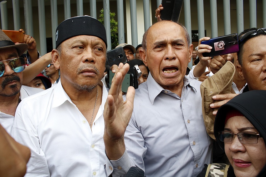 Kivlan Zen bersama Eggi Sudjana (tengah kiri) saat unjuk rasa di depan Gedung Bawaslu RI, Jakarta, Kamis (9/5)