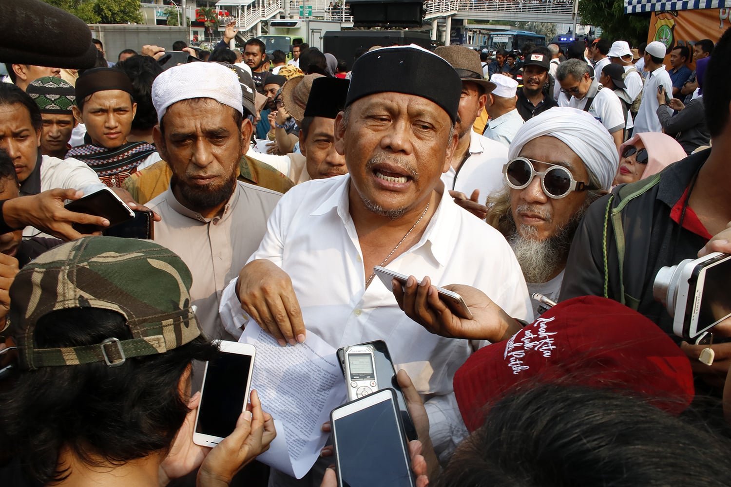  Inisiator Gabungan Elemen Rakyat untuk Keadilan & Kebenaran (GERAK) Pengacara Eggi Sudjana (tengah) memberikan keterangan kepada wartawan