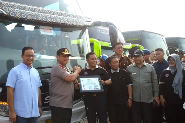 Gubernur DKI Jakarta Anies Baswedan bersama Kapolda Metro Jaya Irjen Gatot Eddy Pramono melepas 17 ribu pemudik 
