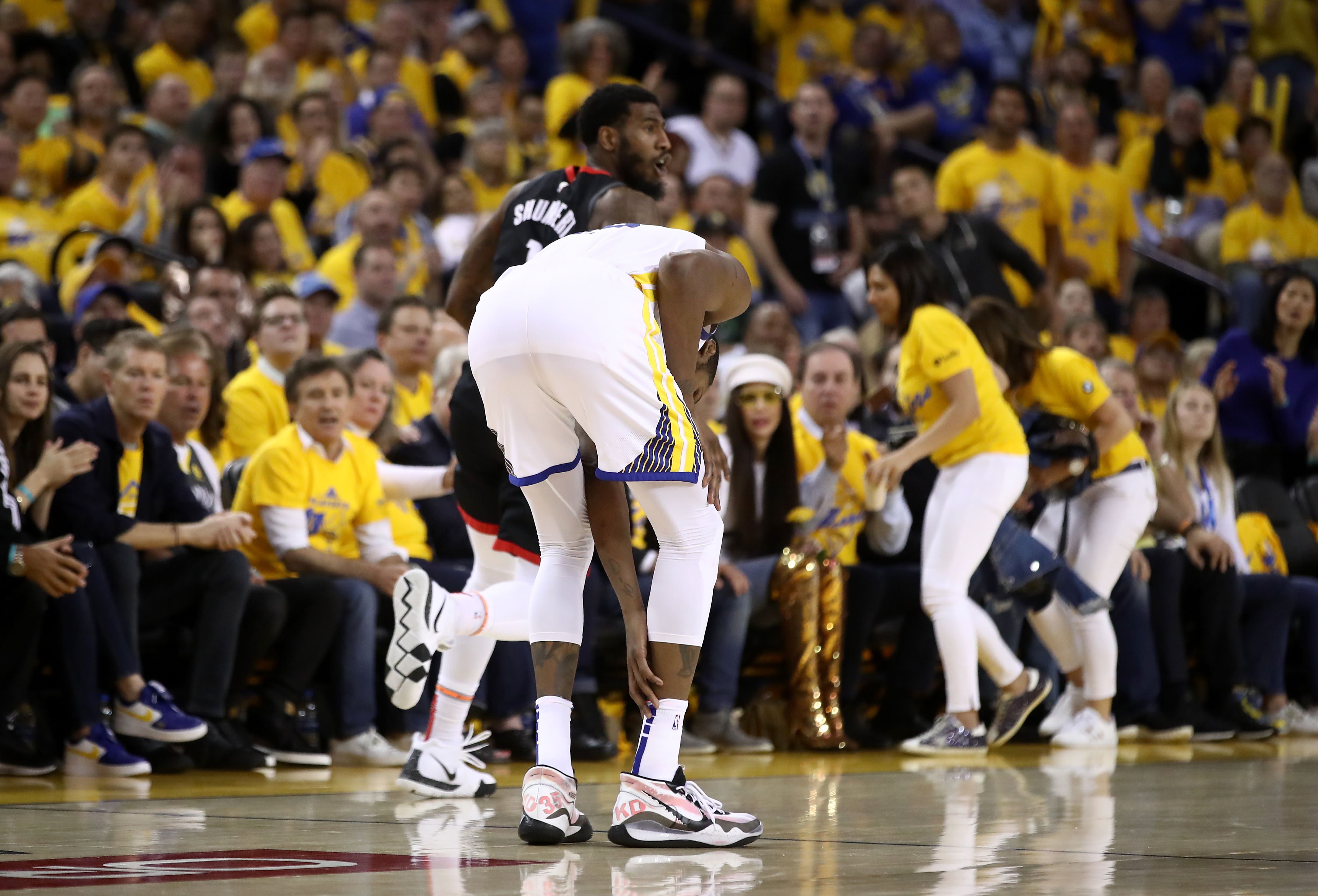 Bintang Golden State Warriors Kevin Durant memegangi pergelangan kakinya yang cedera dalam laga Gim 5 melawan Houston Rockets.
