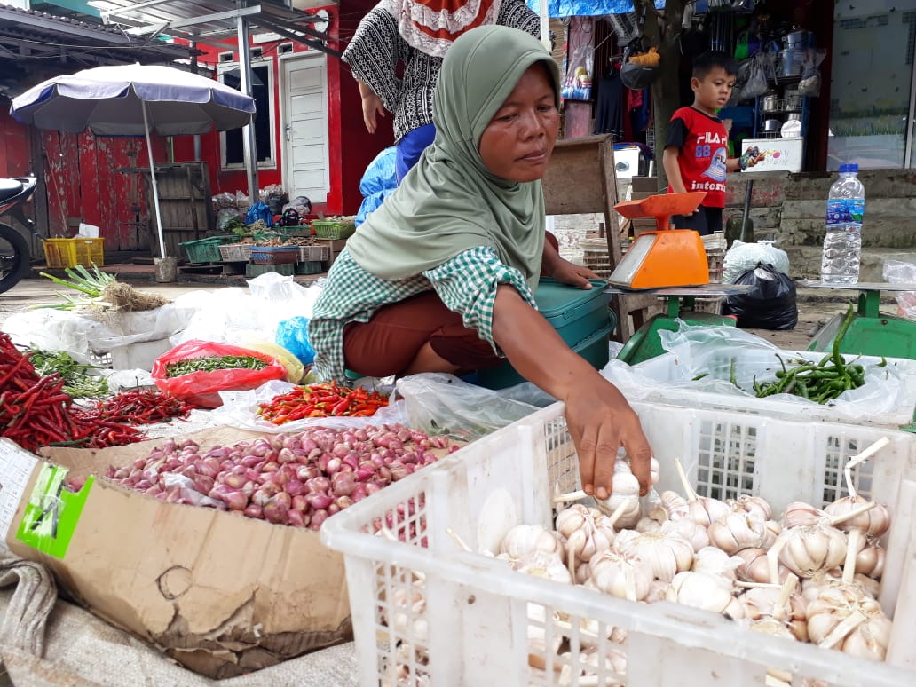 Pedagang di Pasar KM 5 Palembang menjual bawang putih dengan harga Rp90 ribu per kilogram.