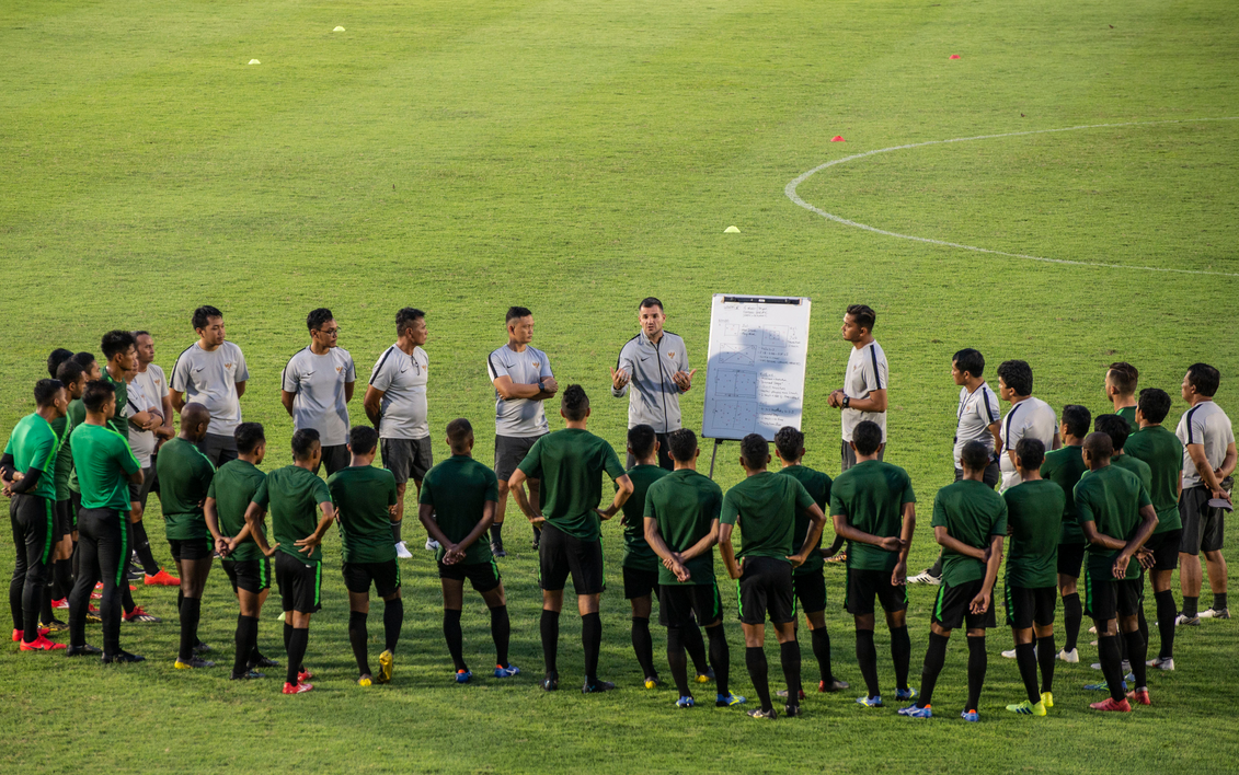 Pelatih timnas senior Indonesia Simon McMenemy (tengah) ketika di Senayan, Jakarta, 8 Maret 2019.