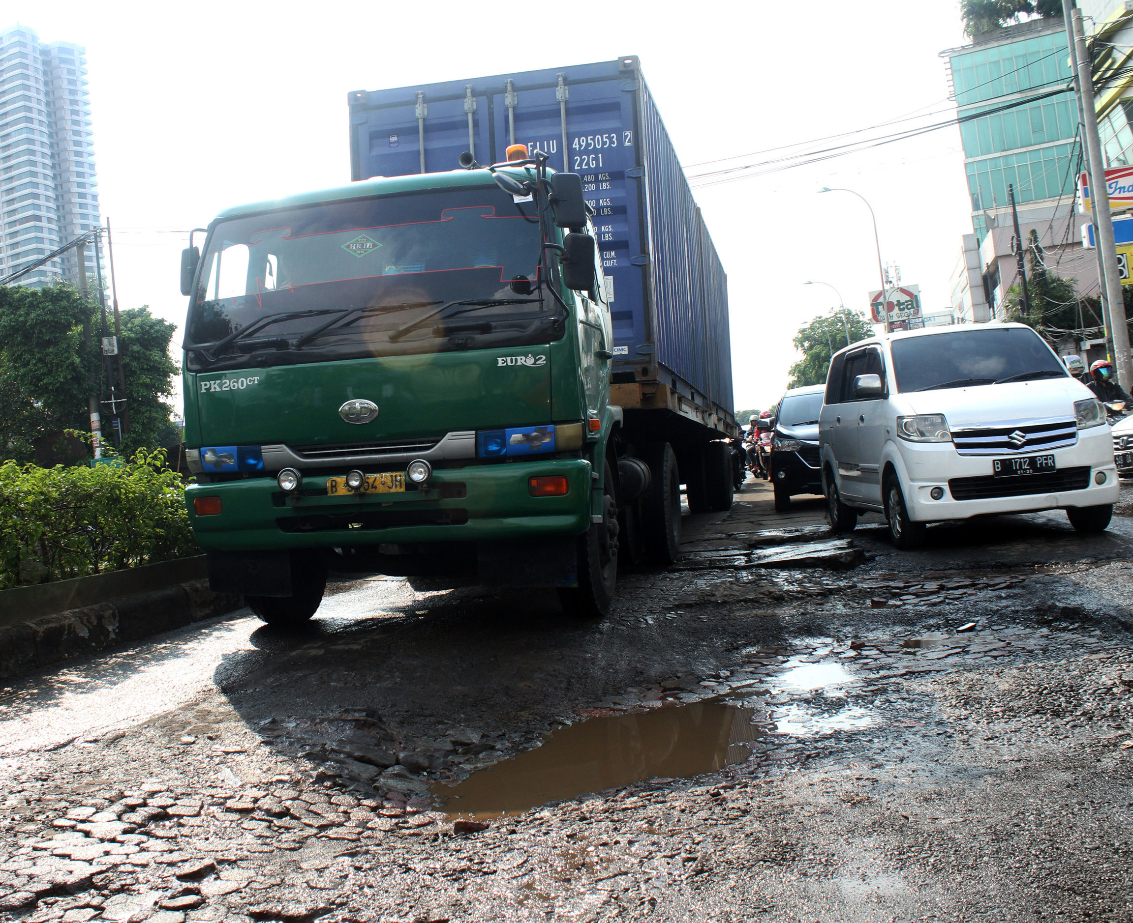 jalan rusak di Jalan KH Noer Ali, Kalimalang, Bekasi, Jawa Barat
