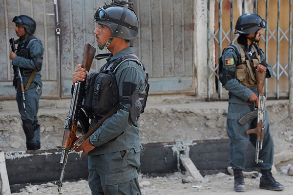 Petugas keamanan Afghanistan sedang berjaga-jaga