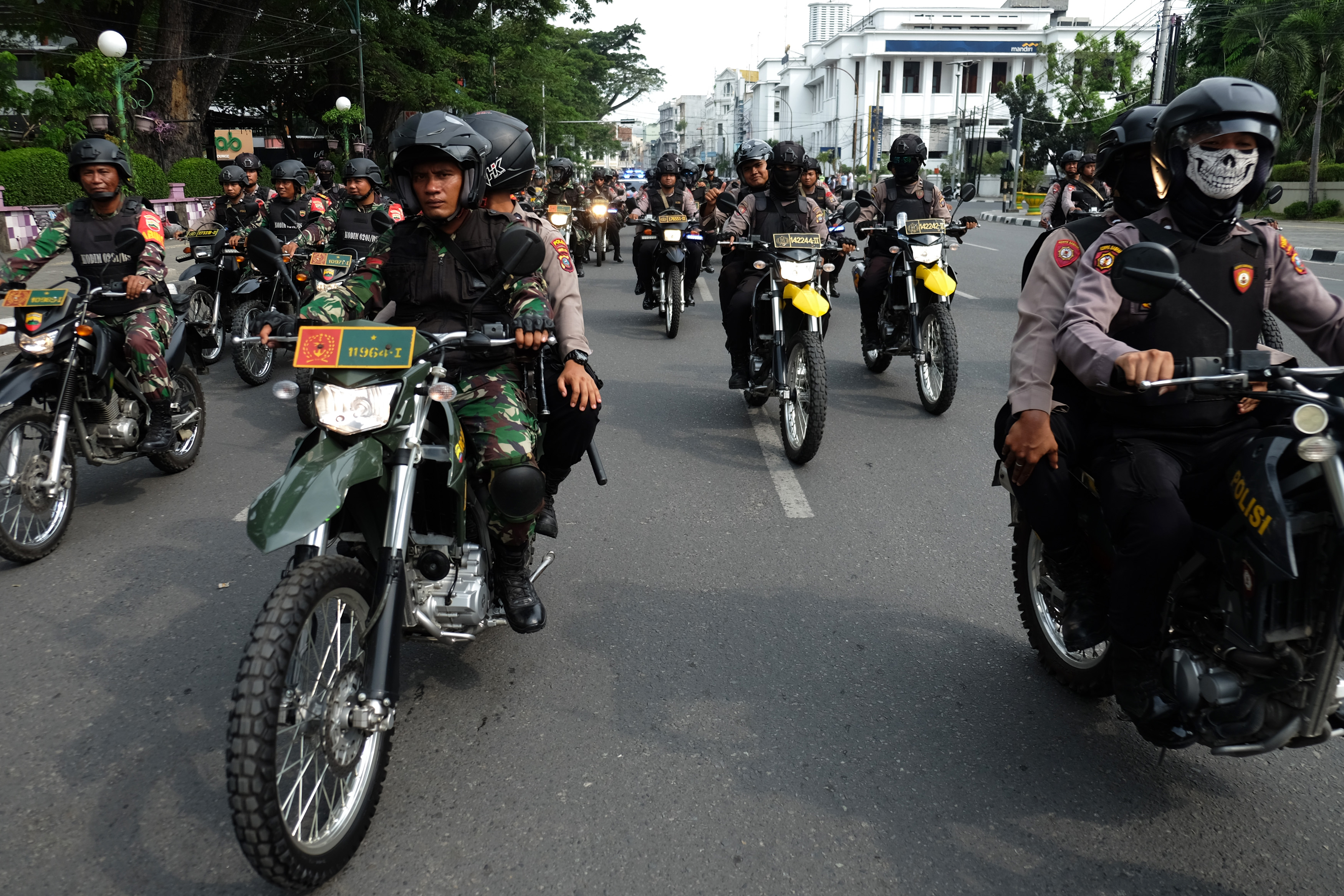 Personel TNI-Polri mengendarai motor saat melakukan patroli bersama jelang pelaksanaan Pemilu 2019, di Medan.