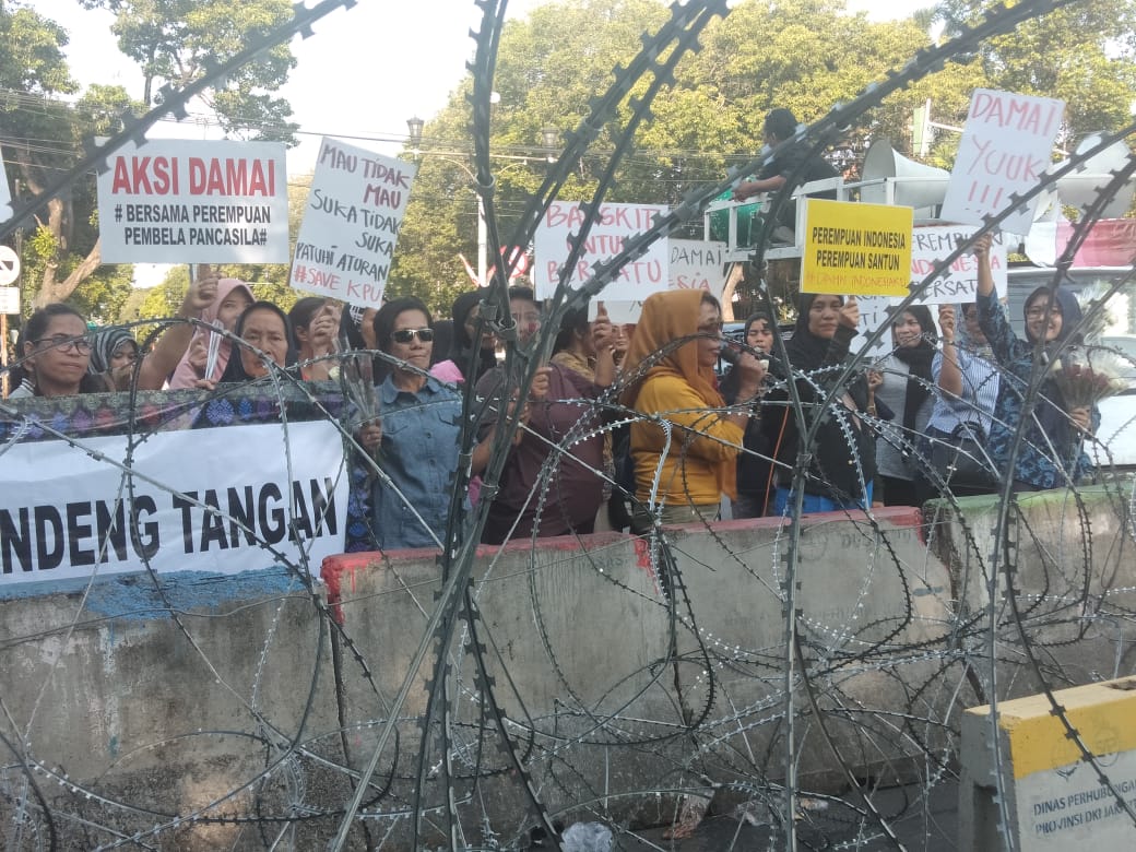 Emak-emak mengaku sebagai ibu rumah tangga menyerukan agar semua orang menerima hasil Pemilu 2019 yang telah diputuskan oleh KPU. 