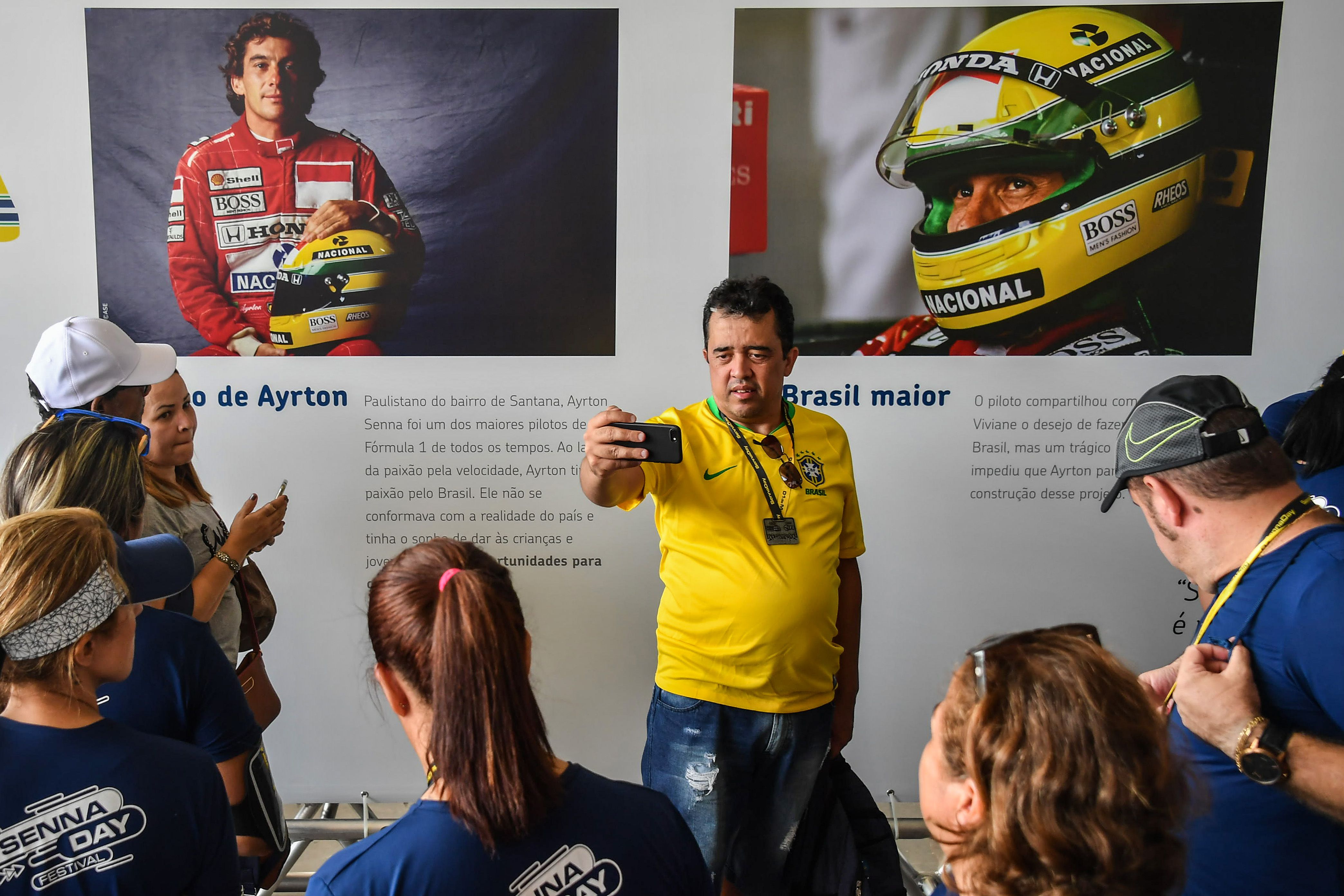 Warga Brasil melihat pameran tentang Ayrton Senna dalam acara Senna Day di Sirkuit Interlagos, Sao Paulo, Brasil.