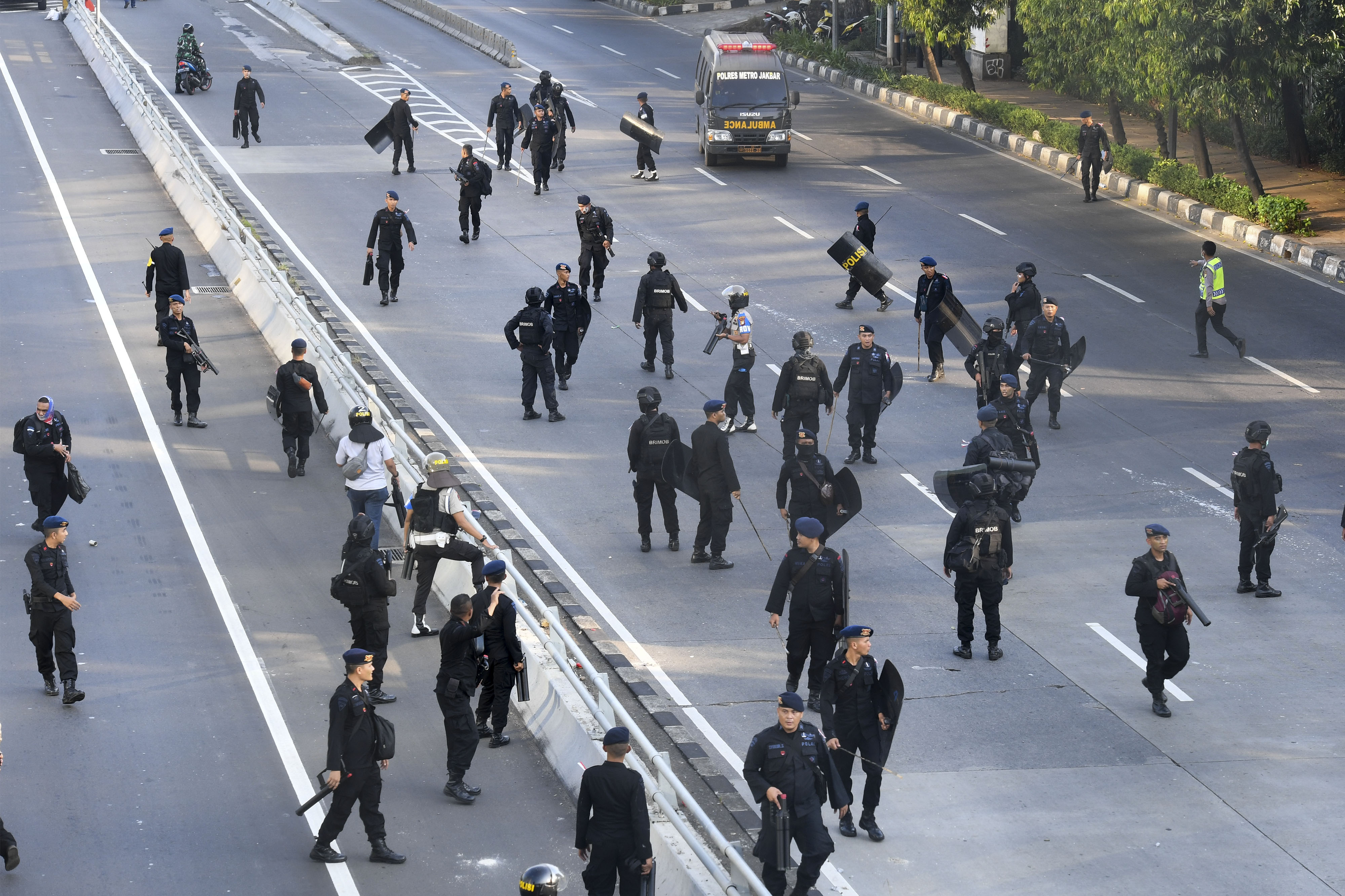 Kontras, Lokataru, dan LBH Jakarta meminta semua elite politiki untuk ikut mendinginkan suasana pasca Pemilu 2019. 