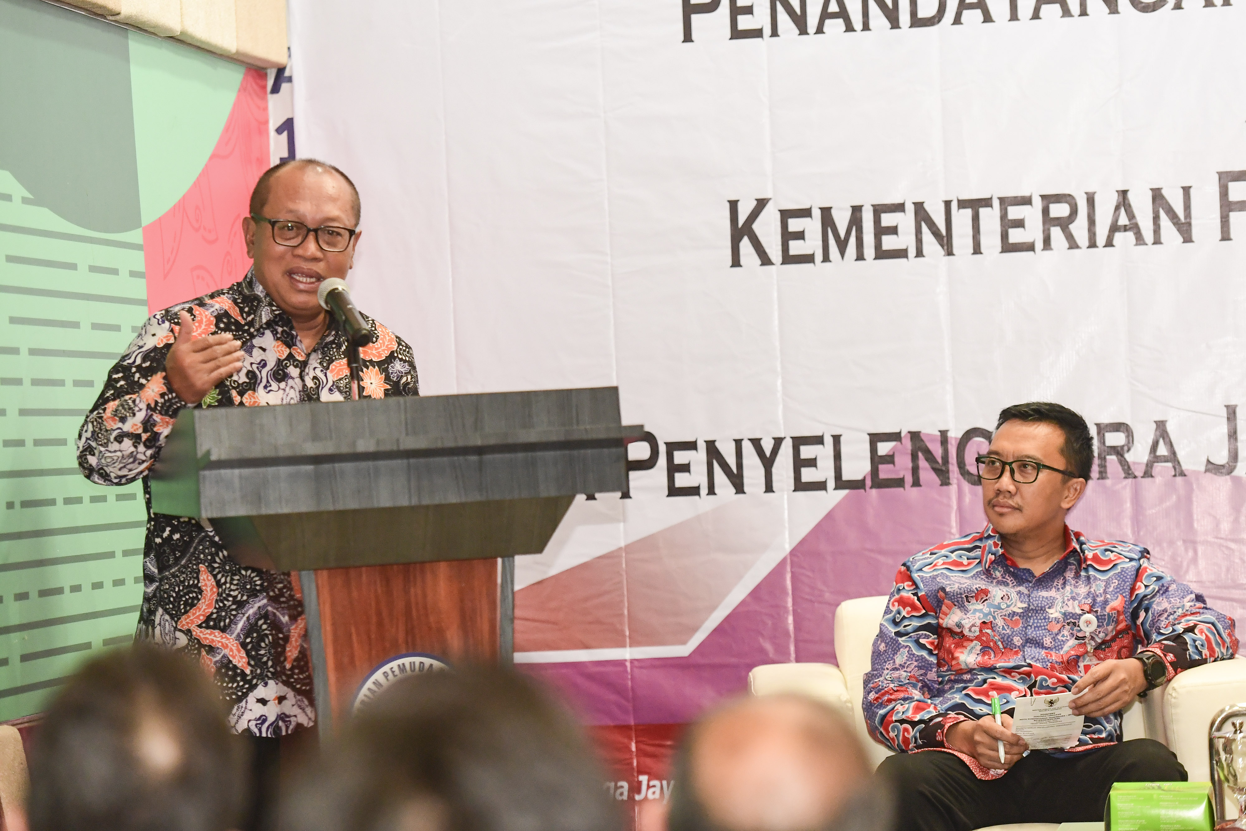 Direktur Utama BPJS Ketenagakerjaan Agus Susanto (kiri)