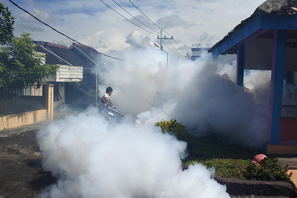 Petugas sedang melakukan pengasapan Demam Berdarah