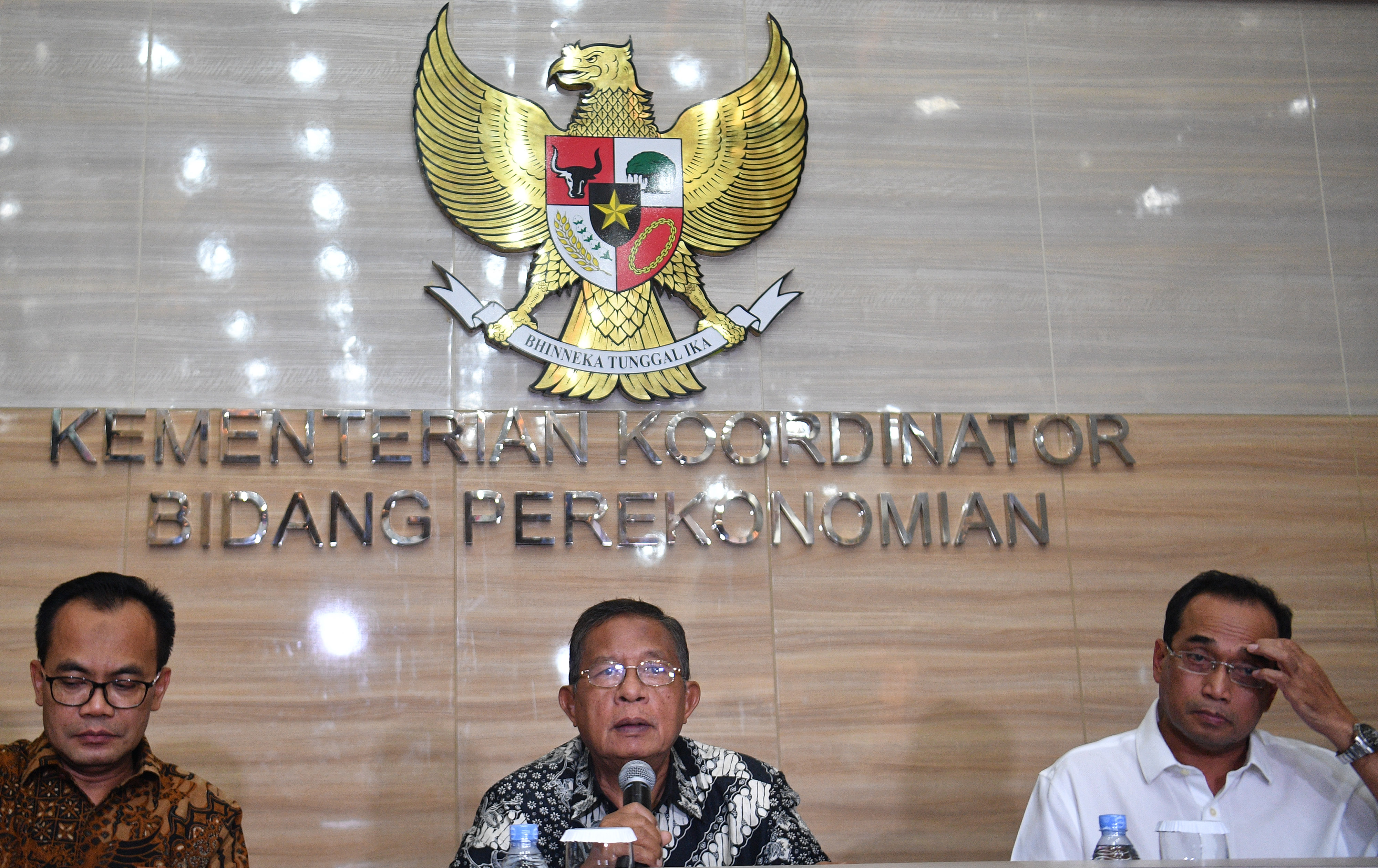 Menteri Koordinator bidang Perekonomian Darmin Nasution (tengah).