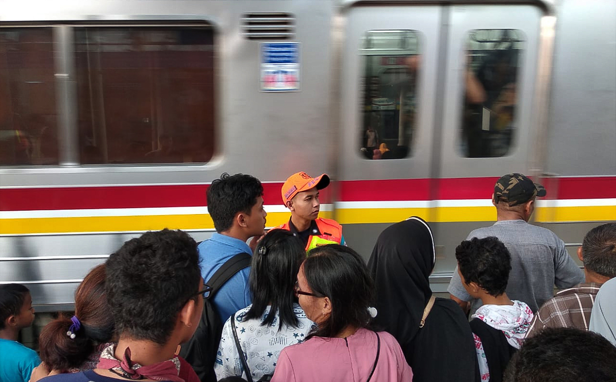 Stasiun  Tanah Abang dan Stasiun Palmerah kembali melayani penumpang commuter line (KRL), setelah sempat ditutup pada 22 Mei 2019.