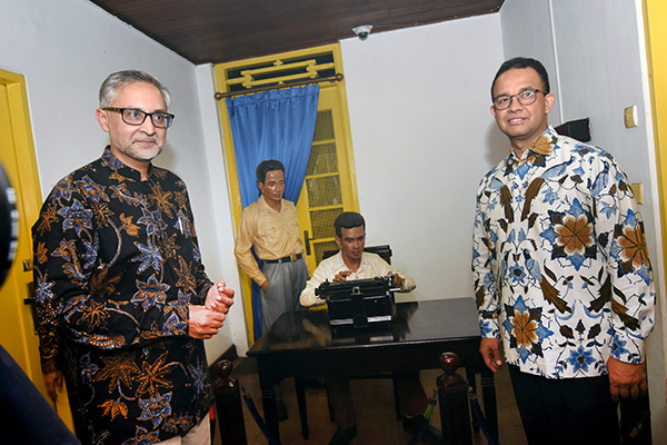 Gubernur DKI Jakarta Anies Baswedan (kanan) bersama Dubes Inggris untuk Indonesia Moazzam Malik (kiri) 