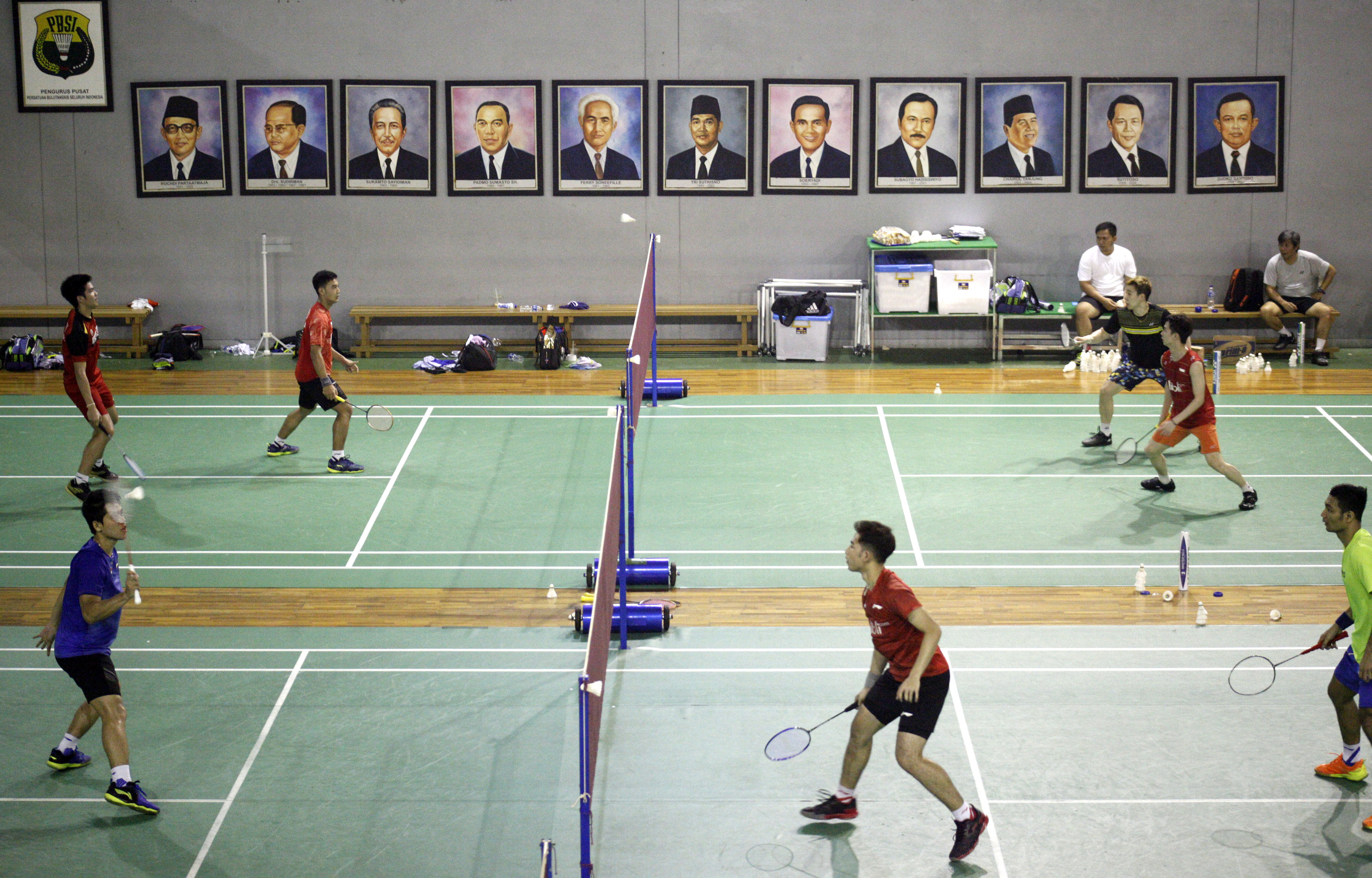 Sejumlah atlet bulutangkis melakukan latihan jelang Kejuaraan Piala Sudirman 2019 di Pelatnas PBSI, Cipayung, Jakarta Timur, Selasa (7/5)