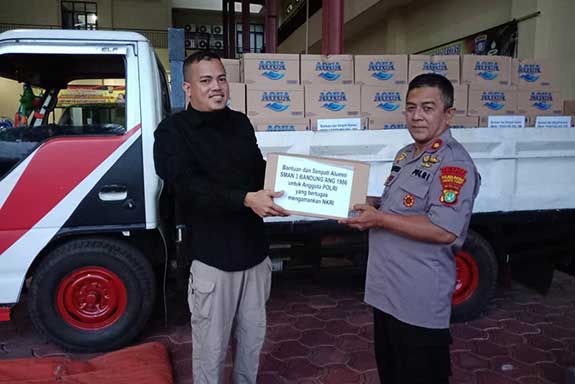  Bantuan Alumni SMAN 3 Bandung Angkatan 86 Cinta NKRI diterima Kepala SPKT Polres Metro Jakpus Kompol Agus, Kamis (23/5).
