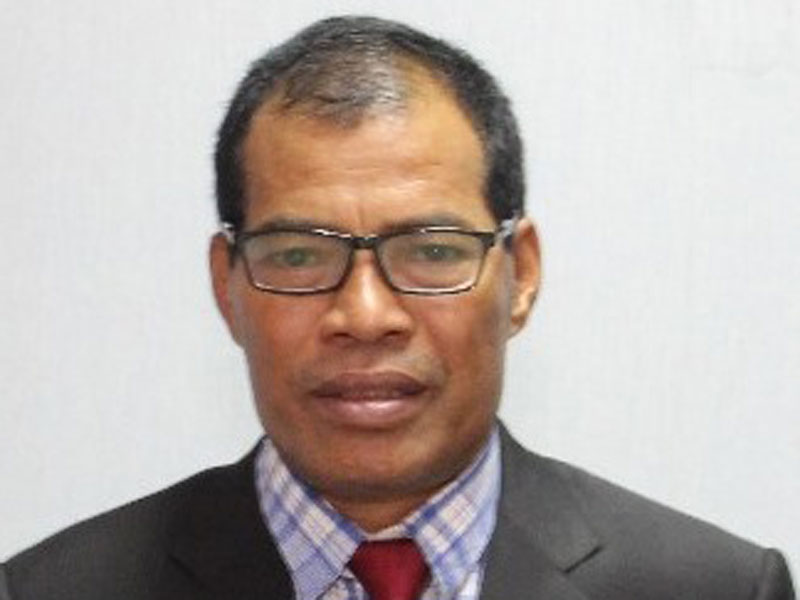 Komisioner KIP Roman Lendong