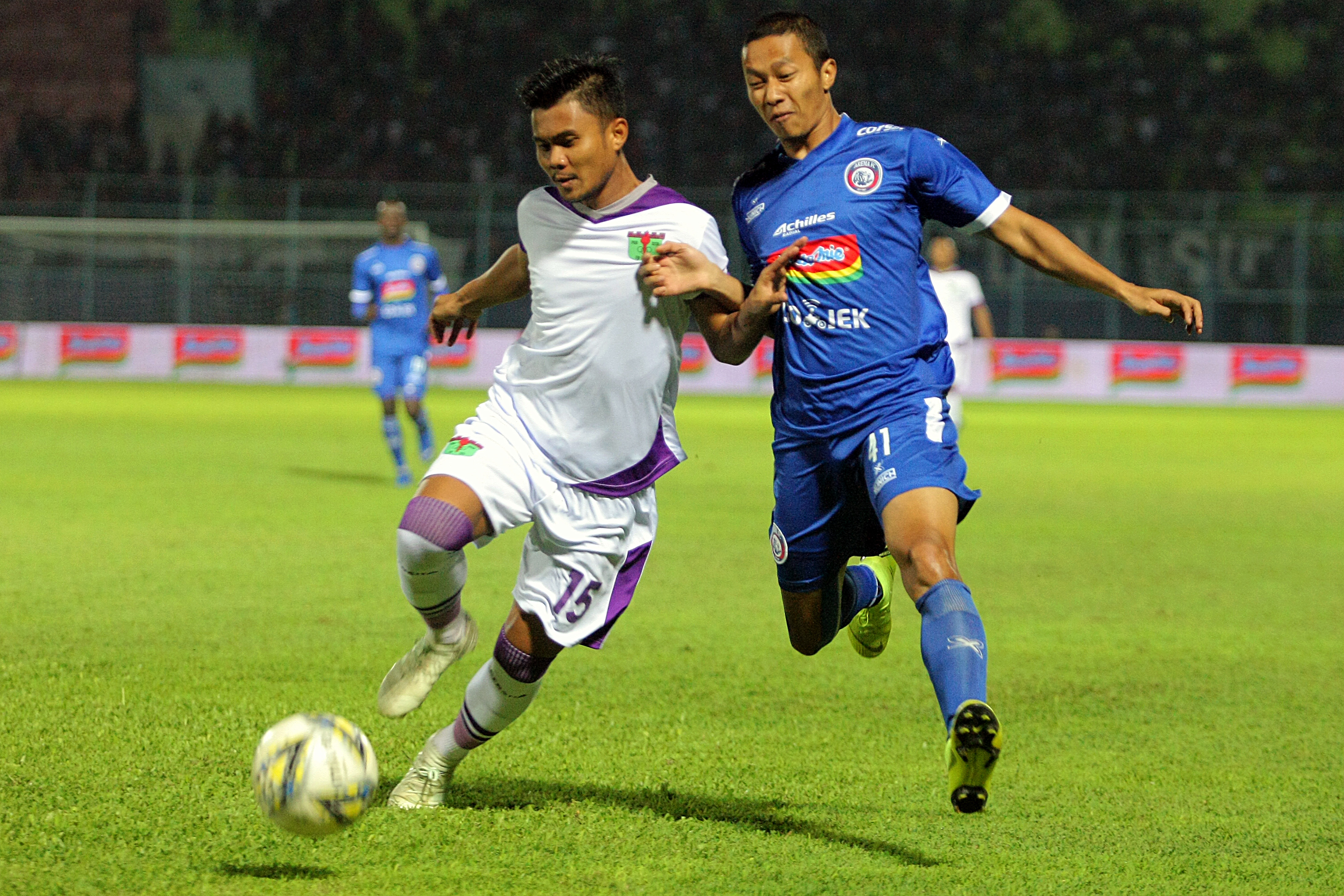  Pemain Arema FC Denny Santoso (Kanan) berebut bola dengan pemain Persita Tangerang Muhammad Roby (kiri)