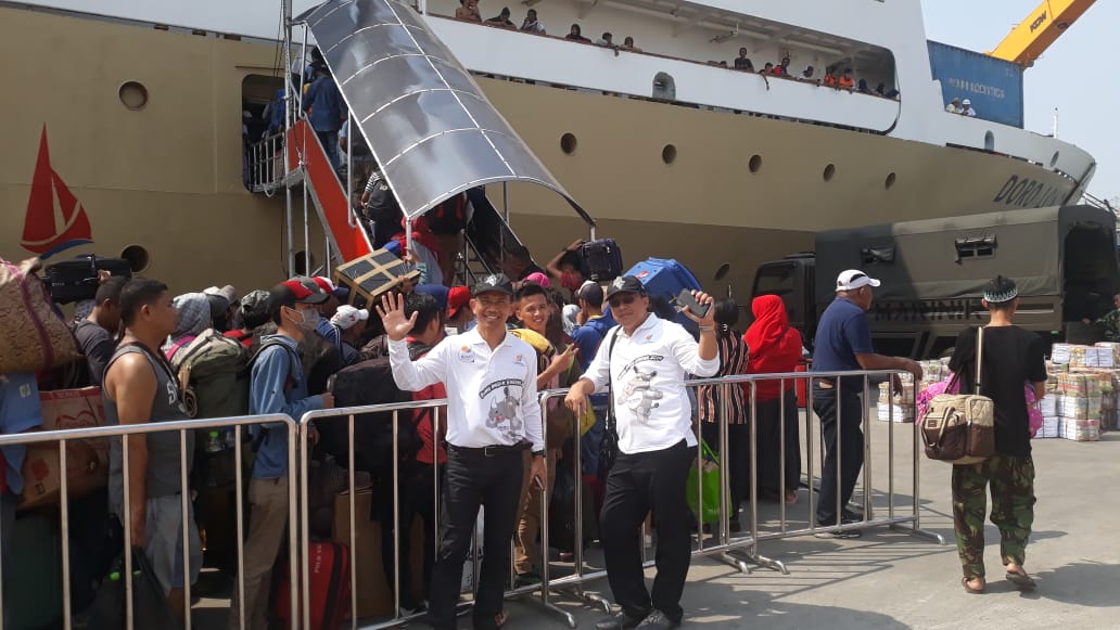 Direktur MSDM, Umum, dan Kepatuhan Sulis Usdoko dan Direktur Operasional dan Jaringan Kadar Wisnuwarman melepas peserta mudik bareng BUMN. 