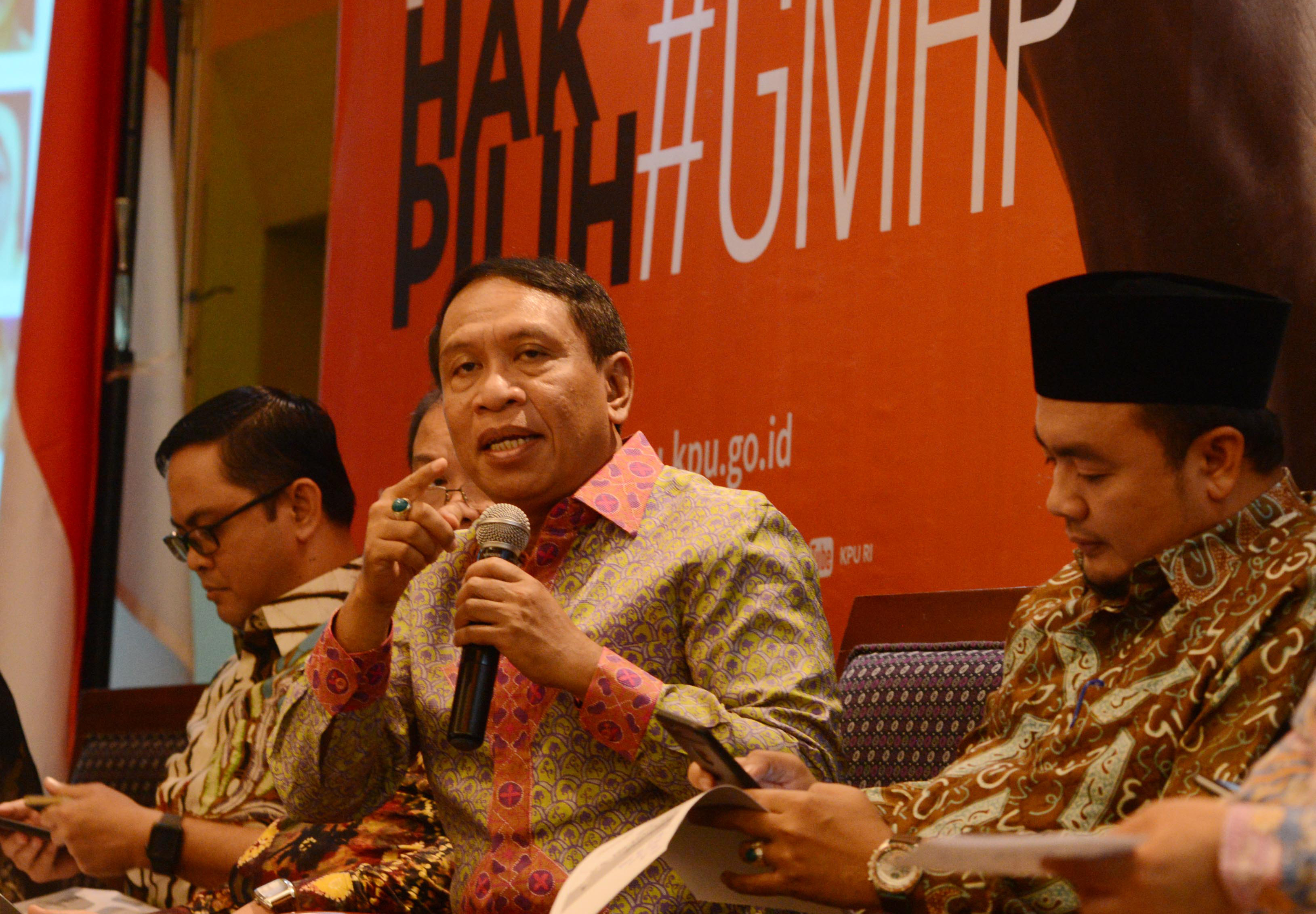 Anggota KPU Viryan (kiri), Ketua Komisi II DPR RI Zainudin Amali (tengah), menjadi pembicara dalam Peresmian Gerakan Melindungi Hak Pilih