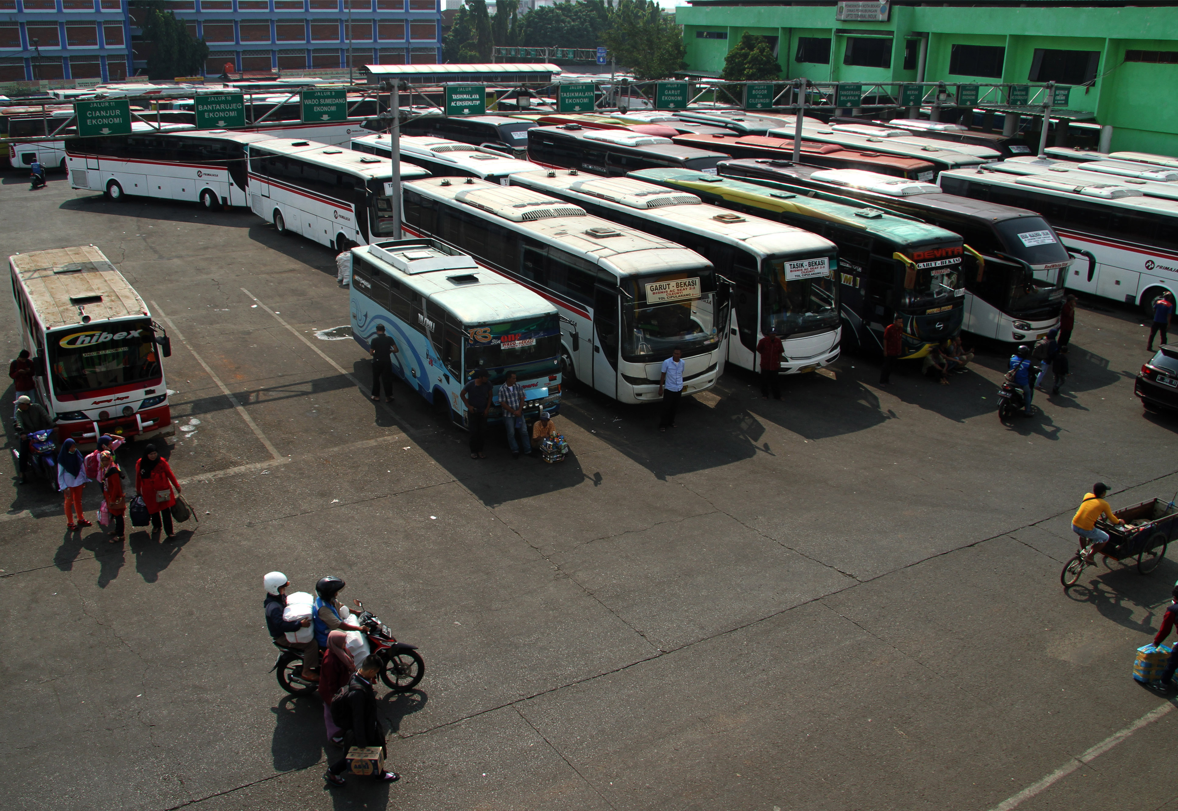 Bus AKAP di terminal Bekasi, jawa Barat