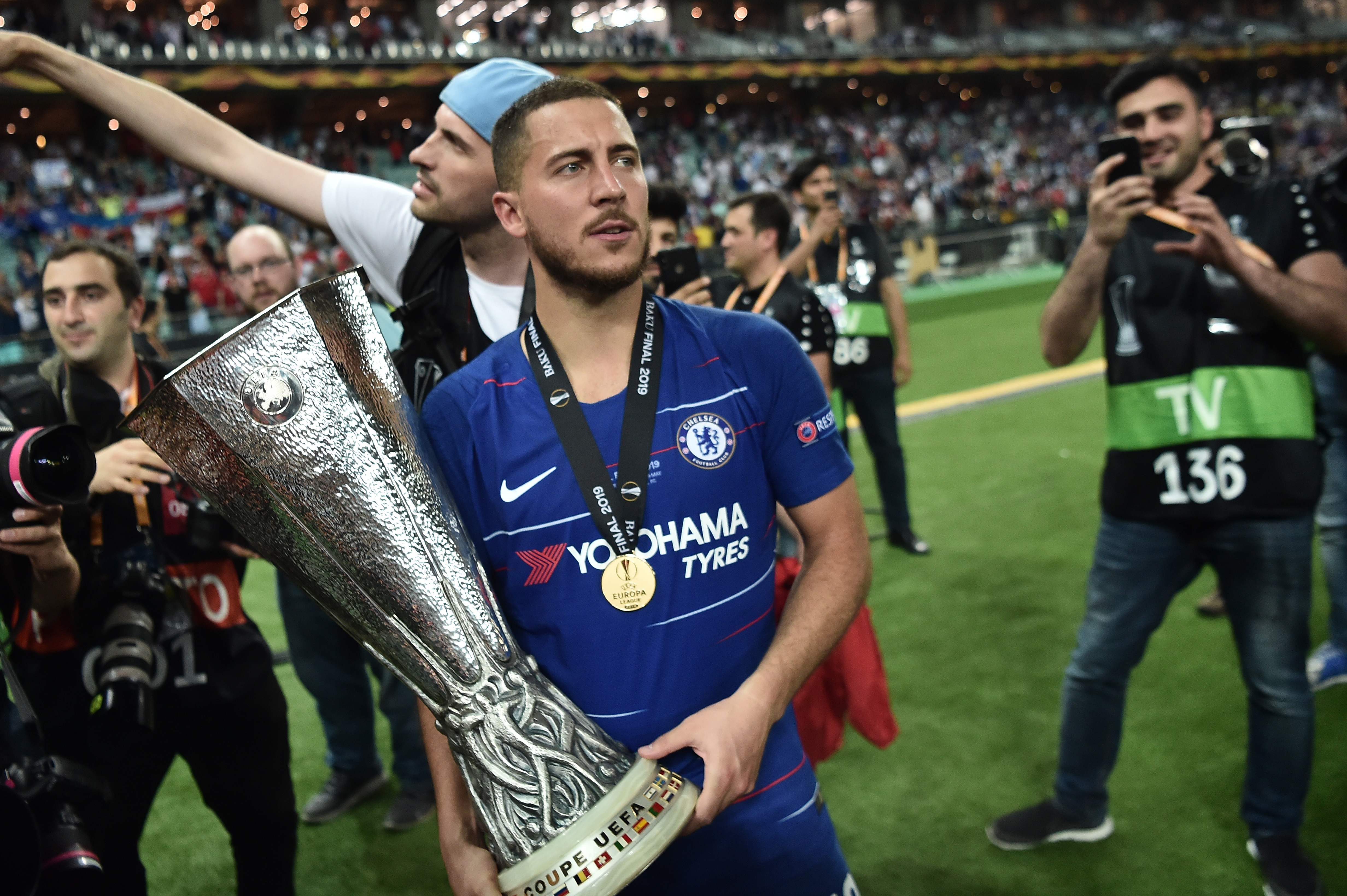 Gelandang Chelsea asal Belgia, Eden Hazard, memegang trofi setelah memenangkan pertandingan final Liga Eropa UEFA