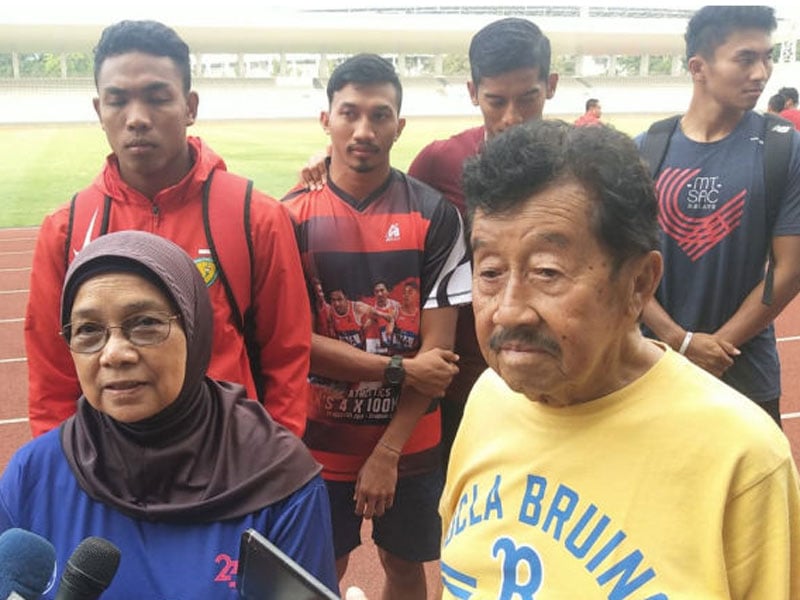 Pelatih Pelatnas Atletik Indonesia, Eni Nuraini, menemani Ketua PB PASI Bob Hasan (kanan) dalam latihan persiapan kejuaraan ateltik 