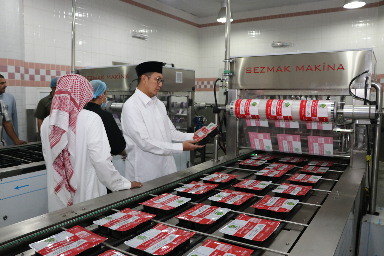 Menag Lukman Hakim Saifuddin saat meninjau katering jammah haji di Madinah, Arab Saudi