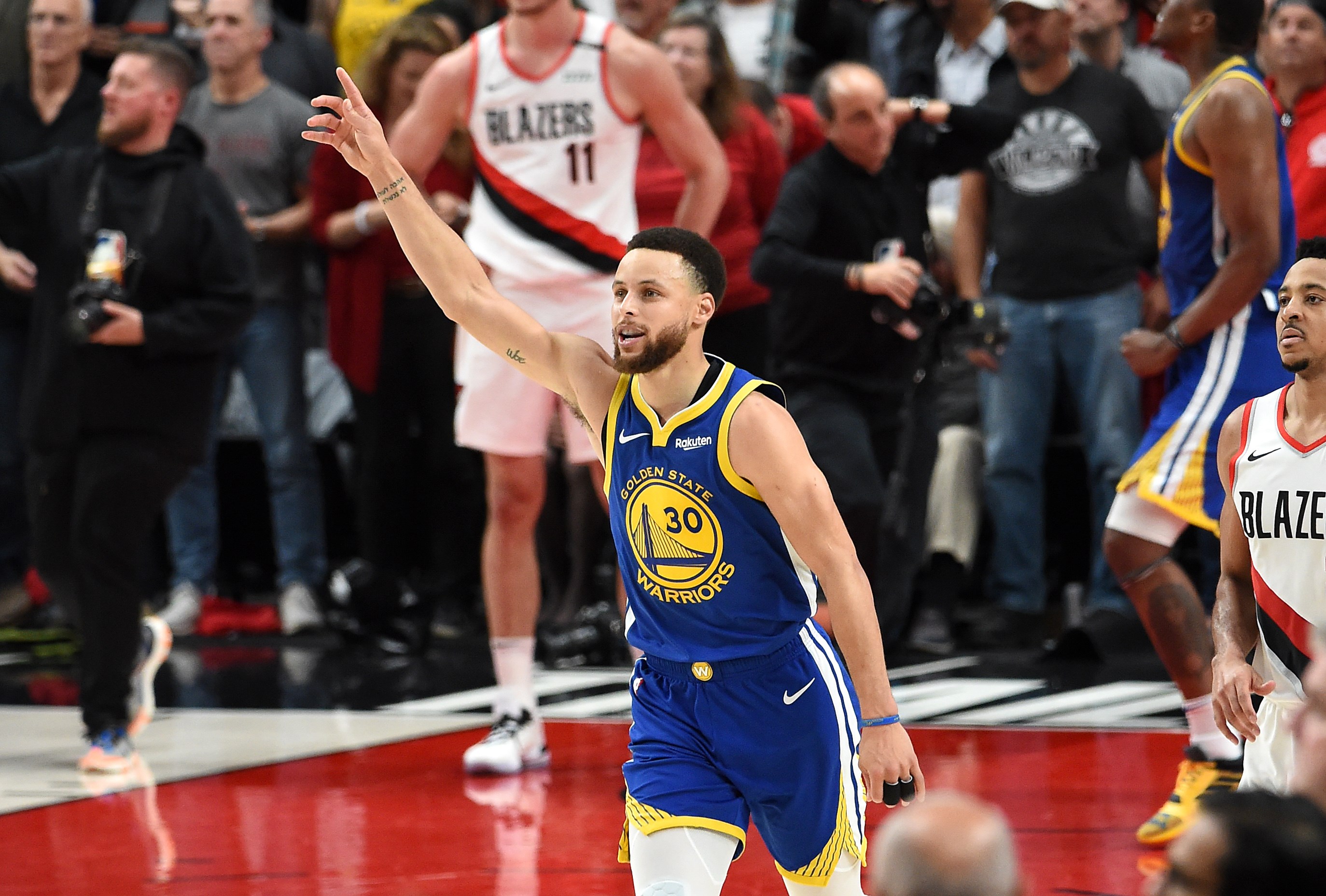 Bintang Golden State Warriors Stephen Curry merayakan kemenangan timnya atas Portland Trail Blazers