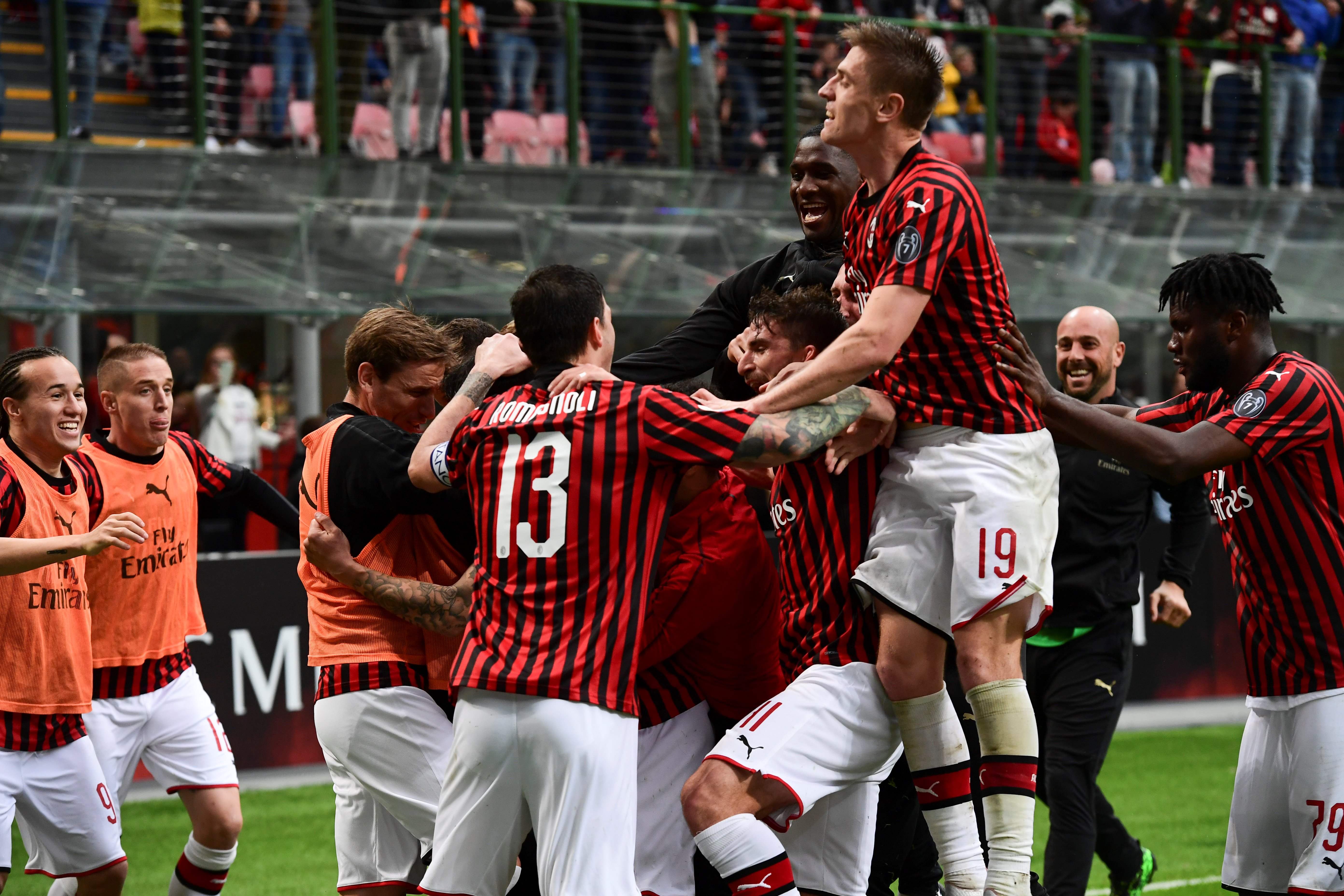 Para pemain AC Milan merayakan gol ke gawang Frosinone.