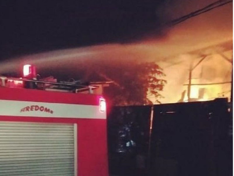 Mobil Damkar Kabupaten Sukabumi saat memadamkan api yang terus membesar akibat kebakaran gudang limbang di Kampung Neglasari, Sukabumi