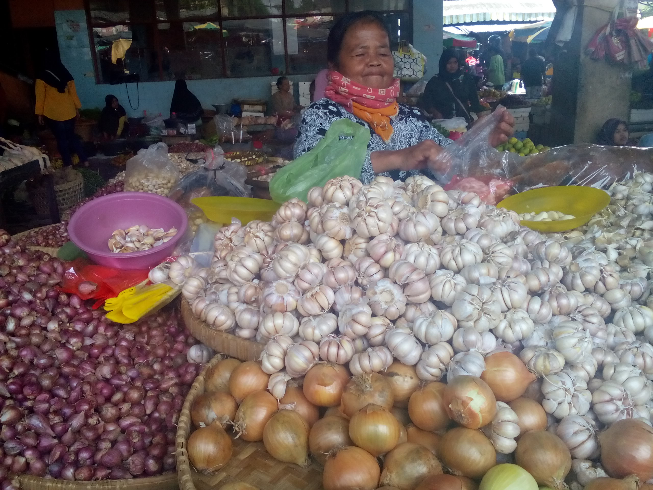 Pedagang bawang putih dan bawang merah di Pasar Induk Klaten. 