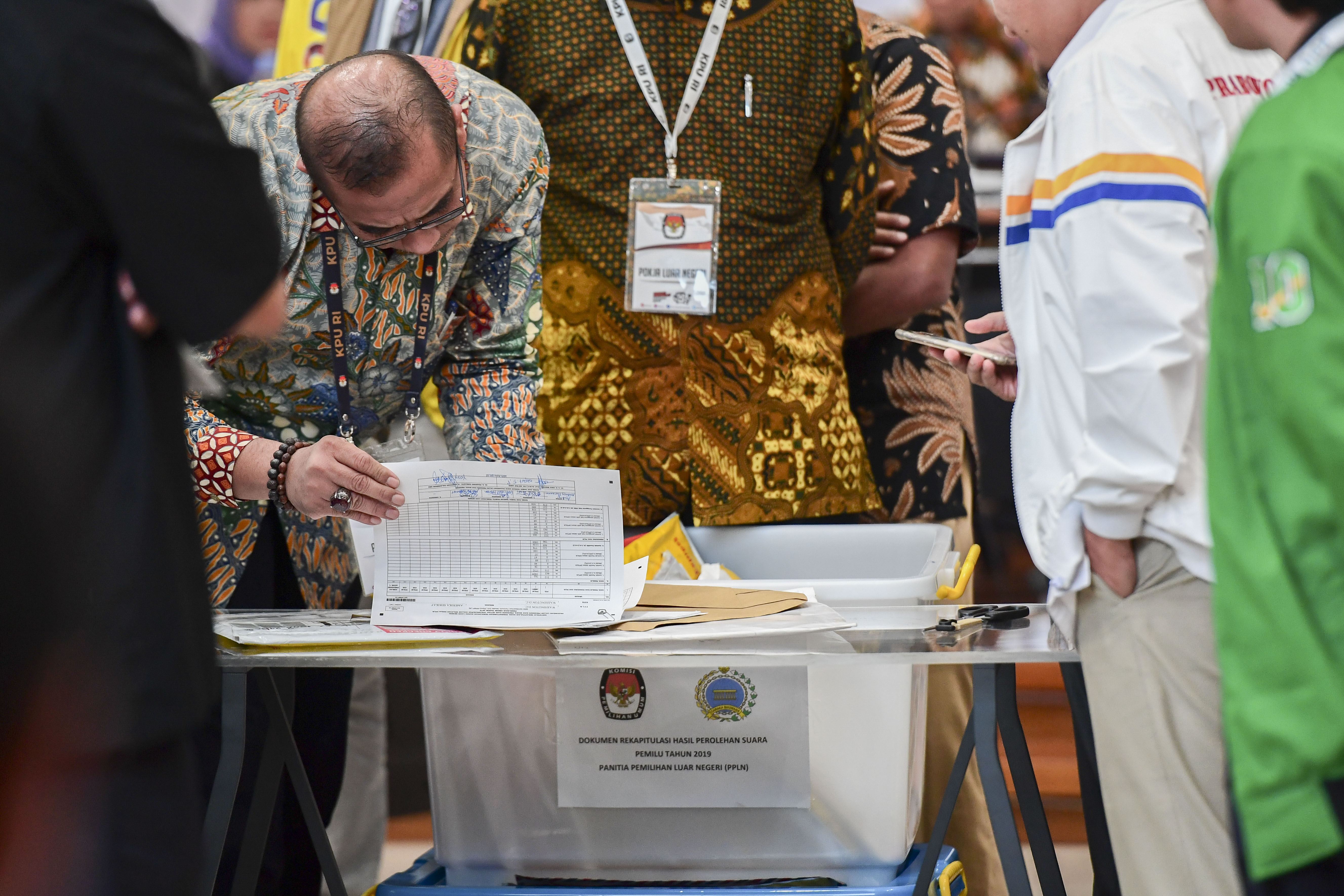 Rapat Pleno Rekapitulasi Suara Pemilu serentak 2019 Luar Negeri di gedung KPU, Jakarta, hari ini.
