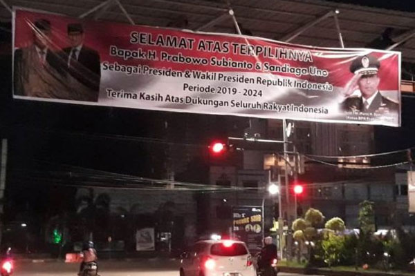Foto spanduk ucapan selamat kepada Prabowo-Sandi sebagai Presiden dan Wakil Presiden terpilih.