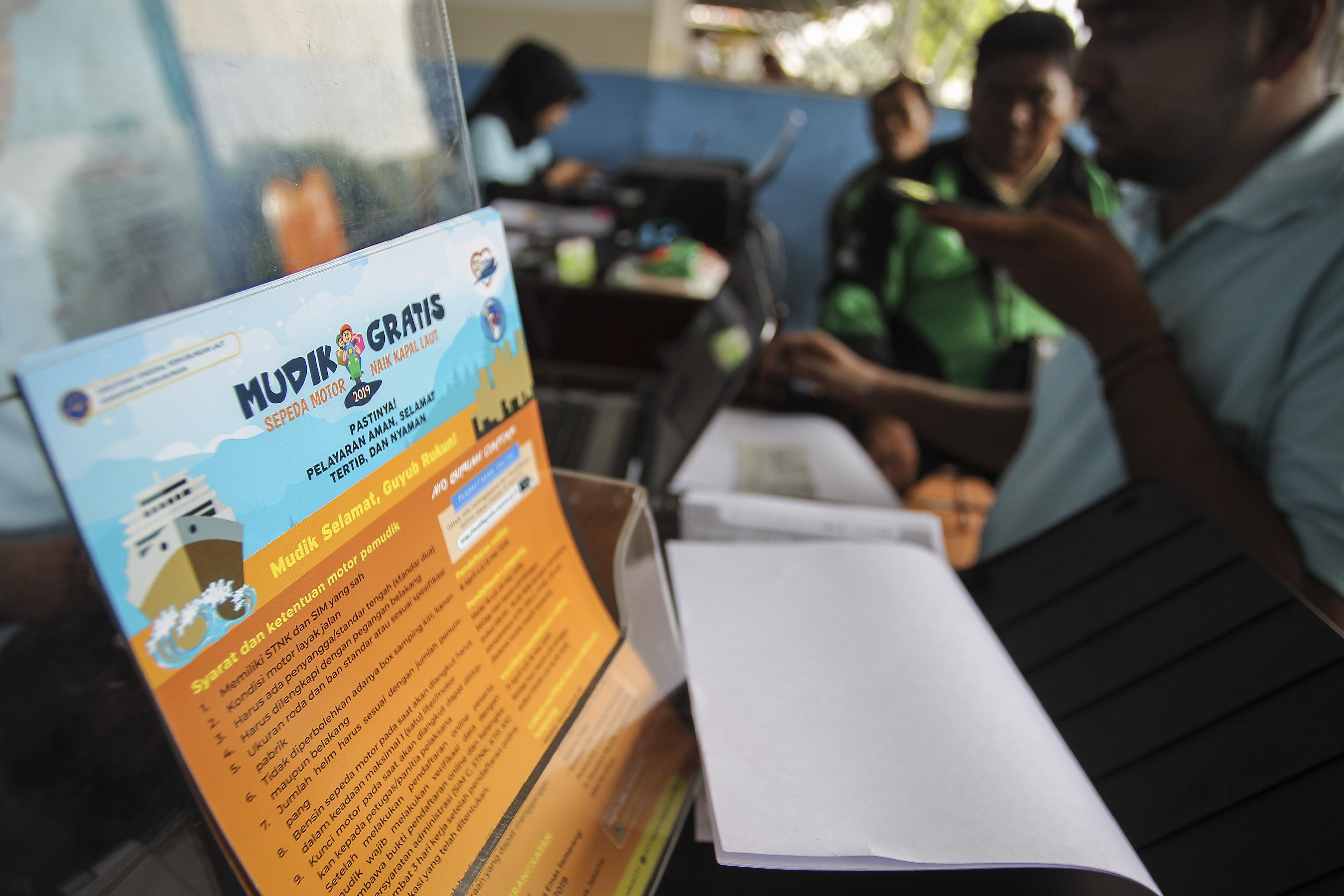 Petugas melayani warga yang mendaftar program mudik gratis di Pelabuhan Tanjung Priok, Jakarta, hari ini.