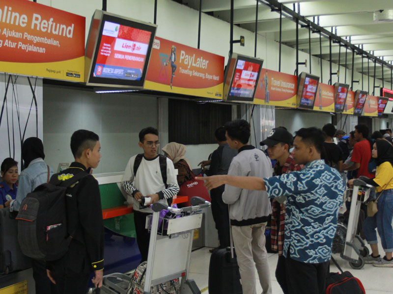 ejumlah penumpang pesawat melakukan lapor diri di konter chek in Terminal 1 B Bandara Soekarno Hatta, Tangerang, Banten.