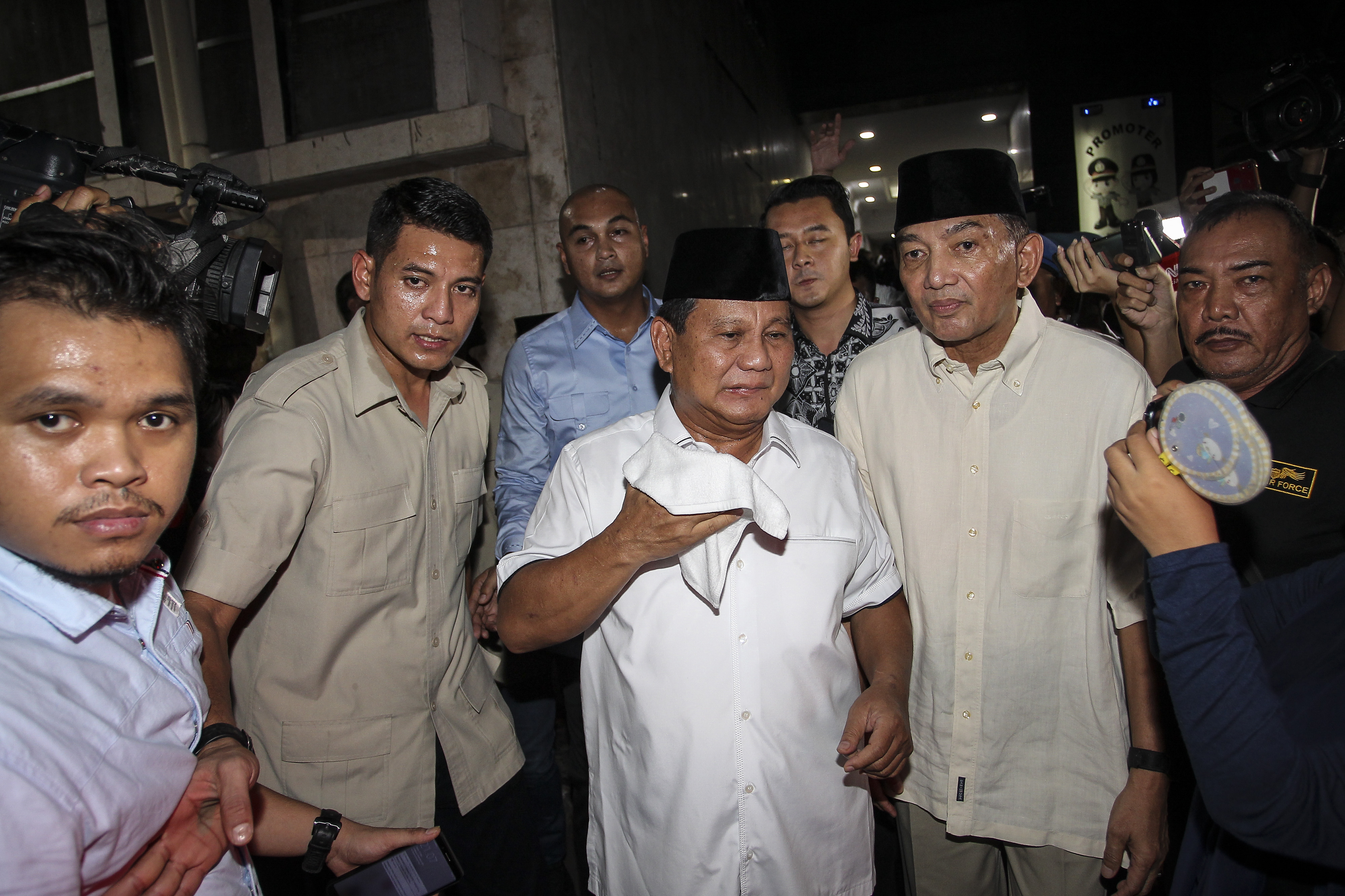 Prabowo Subianto (tengah)