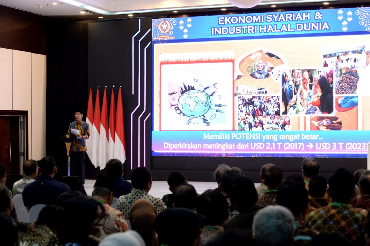  Presiden Joko Widodo ketika meluncurkan peta jalan ekonomi syariah Indonesia 2019-2024
