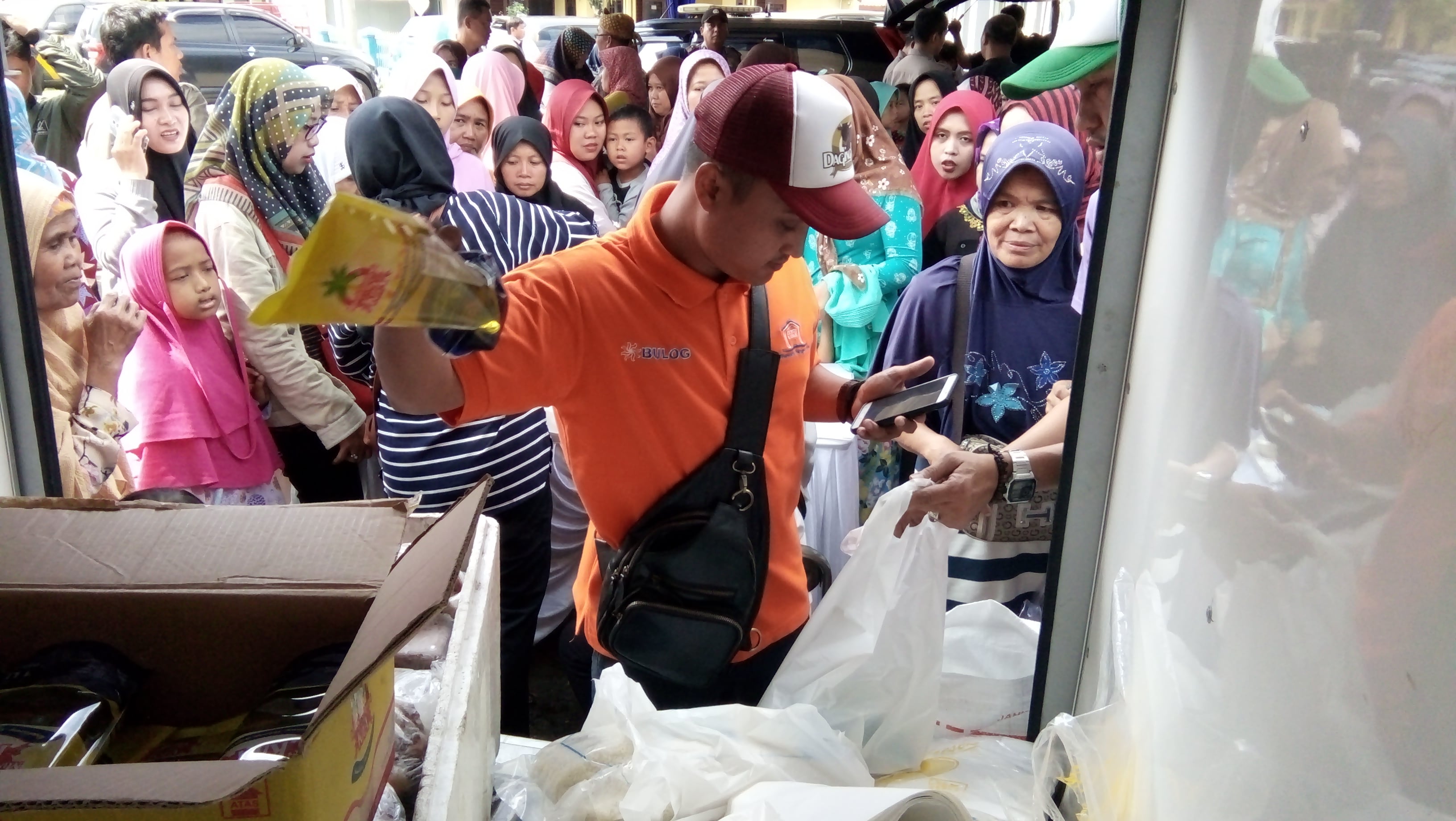 Stabilkan harga kebutuhan pokok, Tim Pengendali Inflasi Daerah (TPID) menggelar operasi pasar murah 