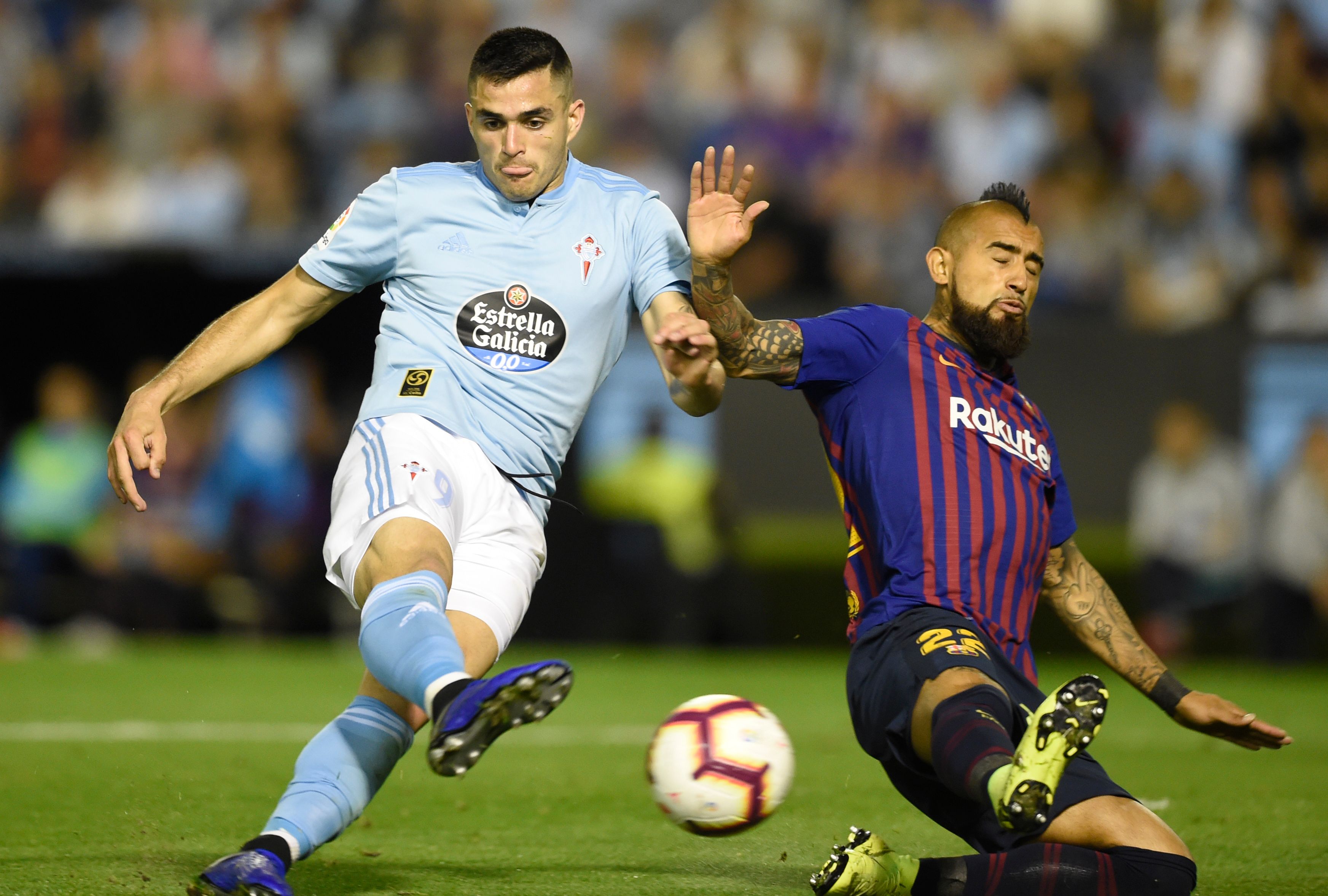 Gelandang Barcelona Arturo Vidal berusaha menghalangi tendangan penyerang Celta Vigo Maxi Gomez.