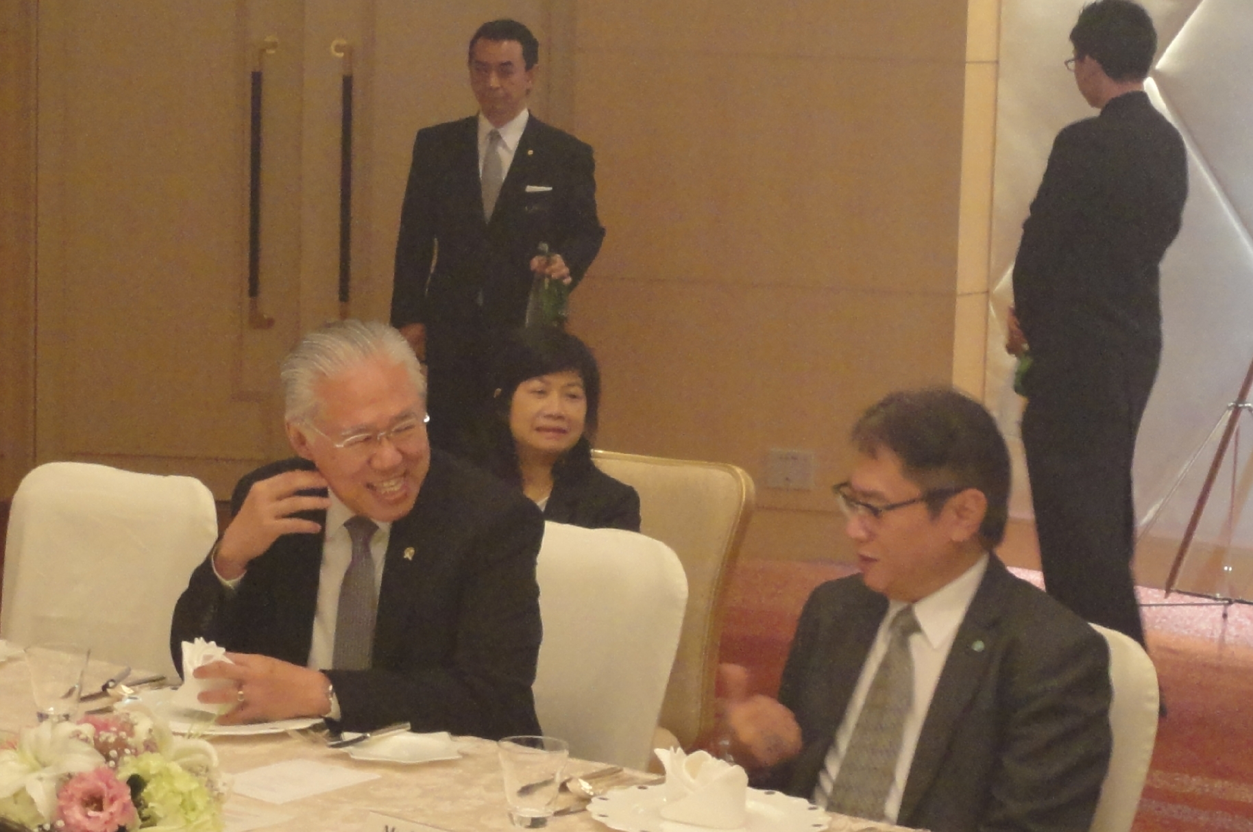  Menteri Perdagangan RI Enggartiasto Lukita berfoto bersama Menteri Ekonomi, Perdagangan, dan Industri (METI) Jepang Hiroshige Seko