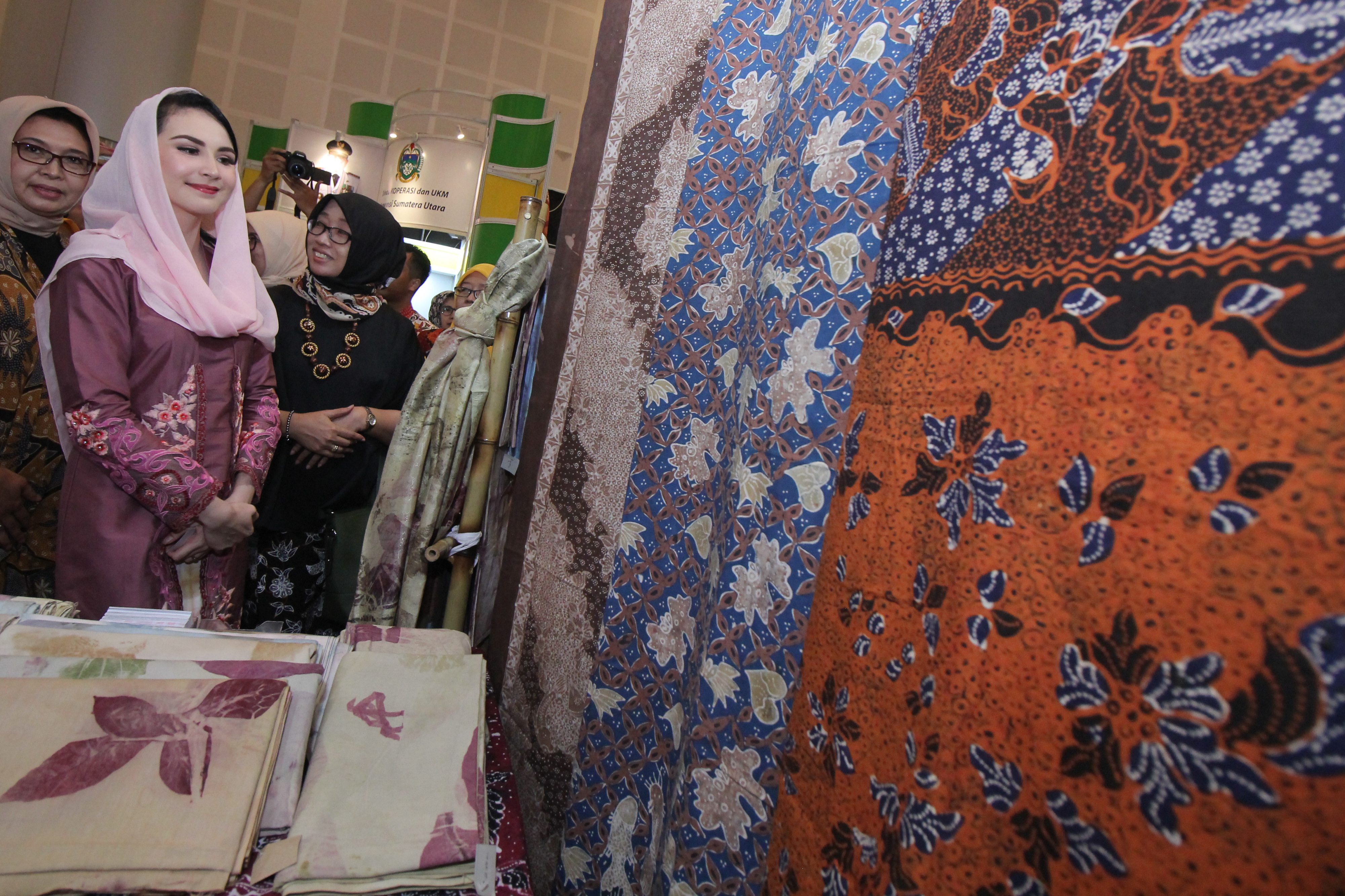 Ketua Dewan Kerajinan Nasional Daerah (Dekranasda) Provinsi Jatim Arumi Bachsin (kedua kiri) 