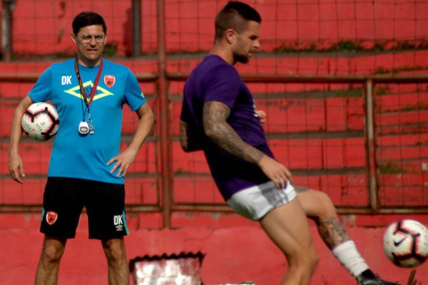  Pelatih baru PSM Makassar Darije Kalezic (tengah) memimpin latihan di Stadion Andi Mattalatta, Makassar, Sulawesi Selatan