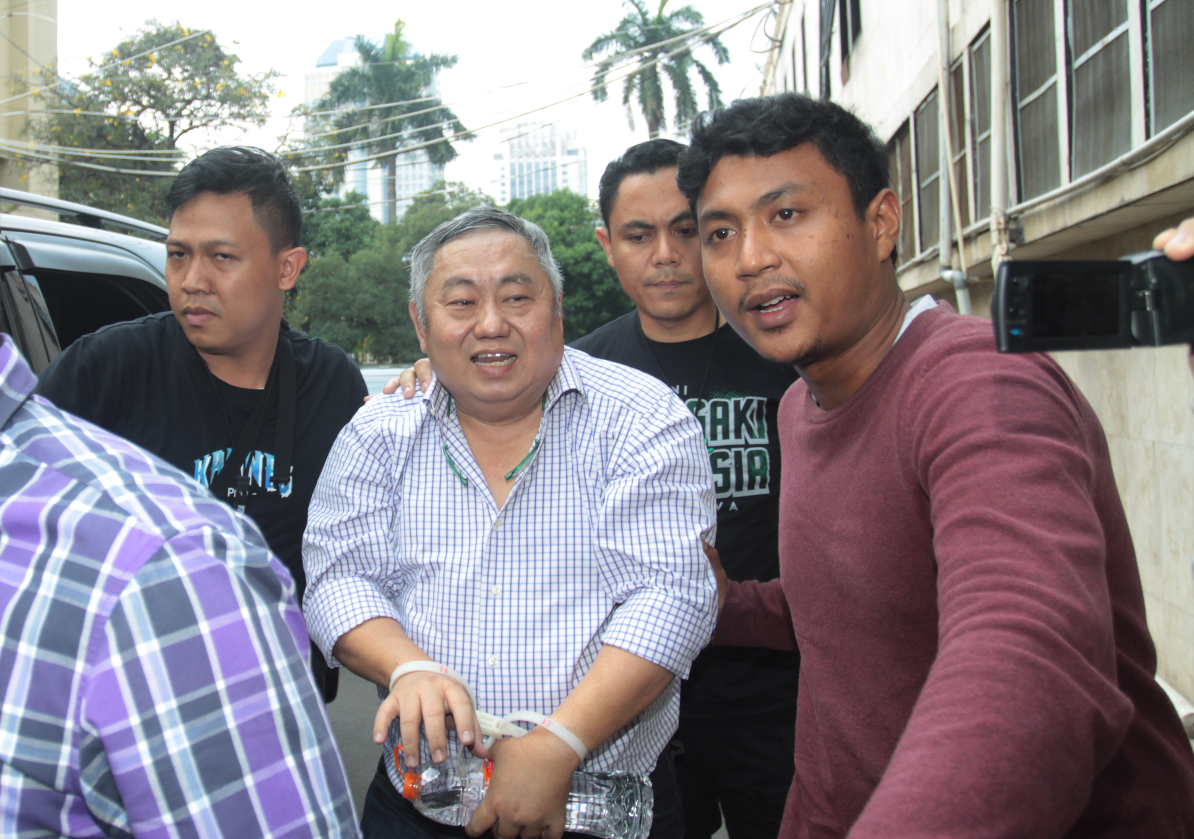 Juru bicara Badan Pemenangan Nasional  Prabowo Subianto-Sandiaga Uno, Lieus Sungkharisma digiring polisi ke Mapolda Metro Jaya. Senin (20/5)