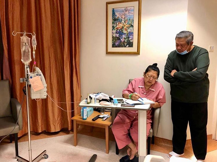 Pada hari Rabu (29/05), Ani Yudhoyono harus dirawat secara intensif di ruang Intensive Care Unit (ICU), di NUH Singapura. 