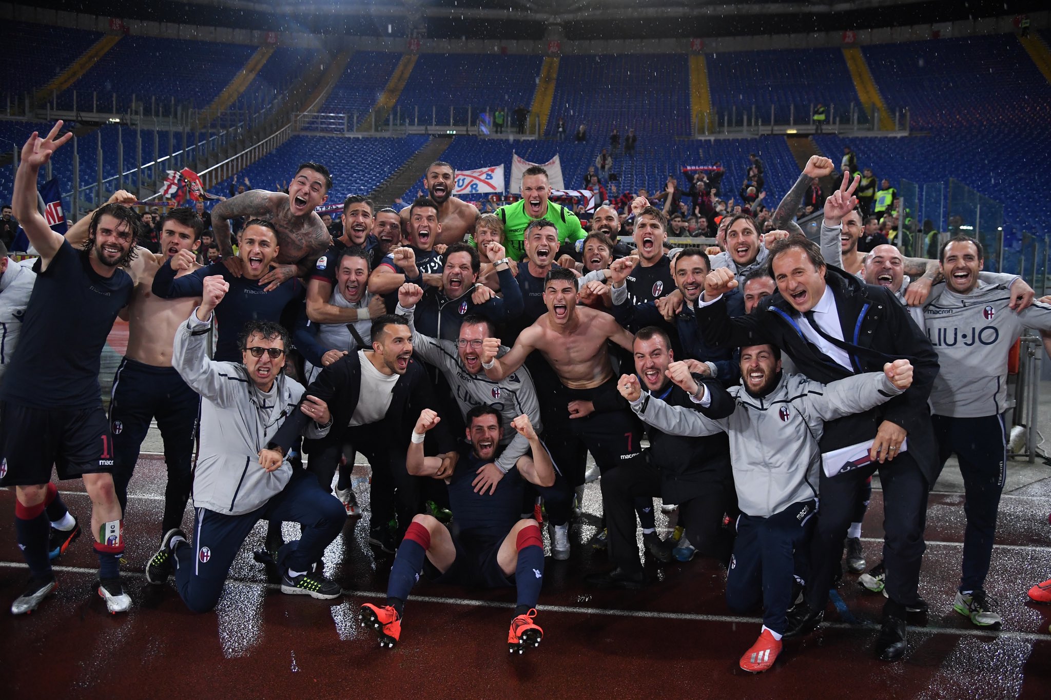 Para pemain Bologna merayakan keberhasilan mereka bertahan di Serie A