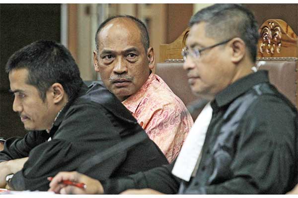 SIDANG LANJUTAN DEPUTI IV KEMENPORA: Terdakwa Deputi IV Bidang Peningkatan Prestasi Olahraga Kemenpora, Mulyana (tengah), mendengarkan keter