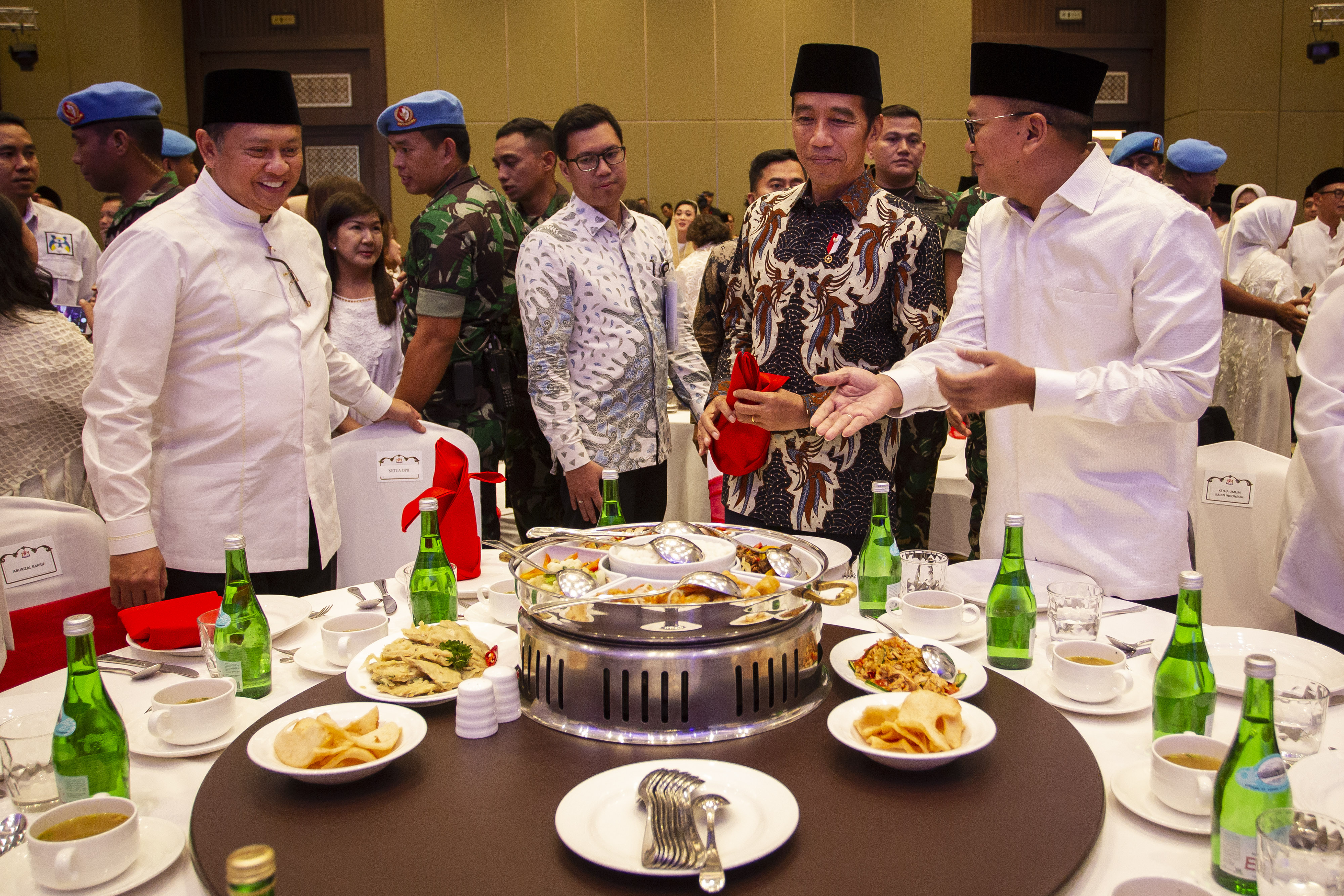 Ketua DPR Bambang Soesatyo (kiri) dan Presiden Jokowi (dua dari kanan) saat buka puasa bersama Kadin, Jumat (24/5).