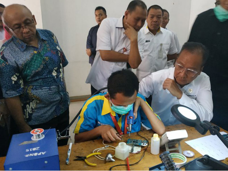 Menteri Sosial Agus Gumiwang Kartasasmita (kanan) melihat seorang penyandang disabilitas yang sedang mengikuti pelatihan service HP di BBRVB